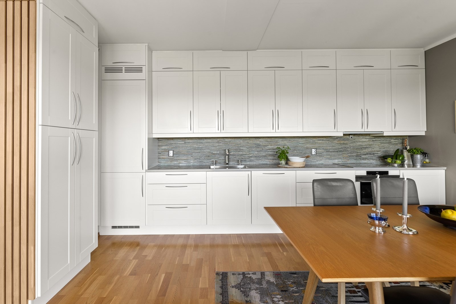 Tidløst kvalitetskjøkken fra Strai med benkeplate i corian og integrerte hvitevarer. Galleribilde