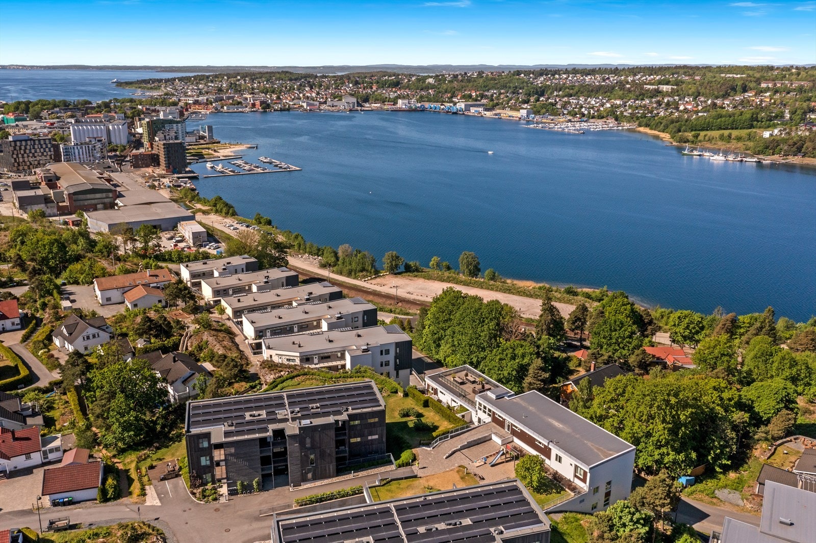 Leiligheten ligger sentralt til på Røysåsen -et populært område som kombinerer rolig bomiljø med kort vei til byens fasiliteter. Beliggenheten gir enkel tilgang til sjøen og kort avstand til Verket, Moss´ nye og moderne bydel, samt rekreasjonsmuligheter. Galleribilde