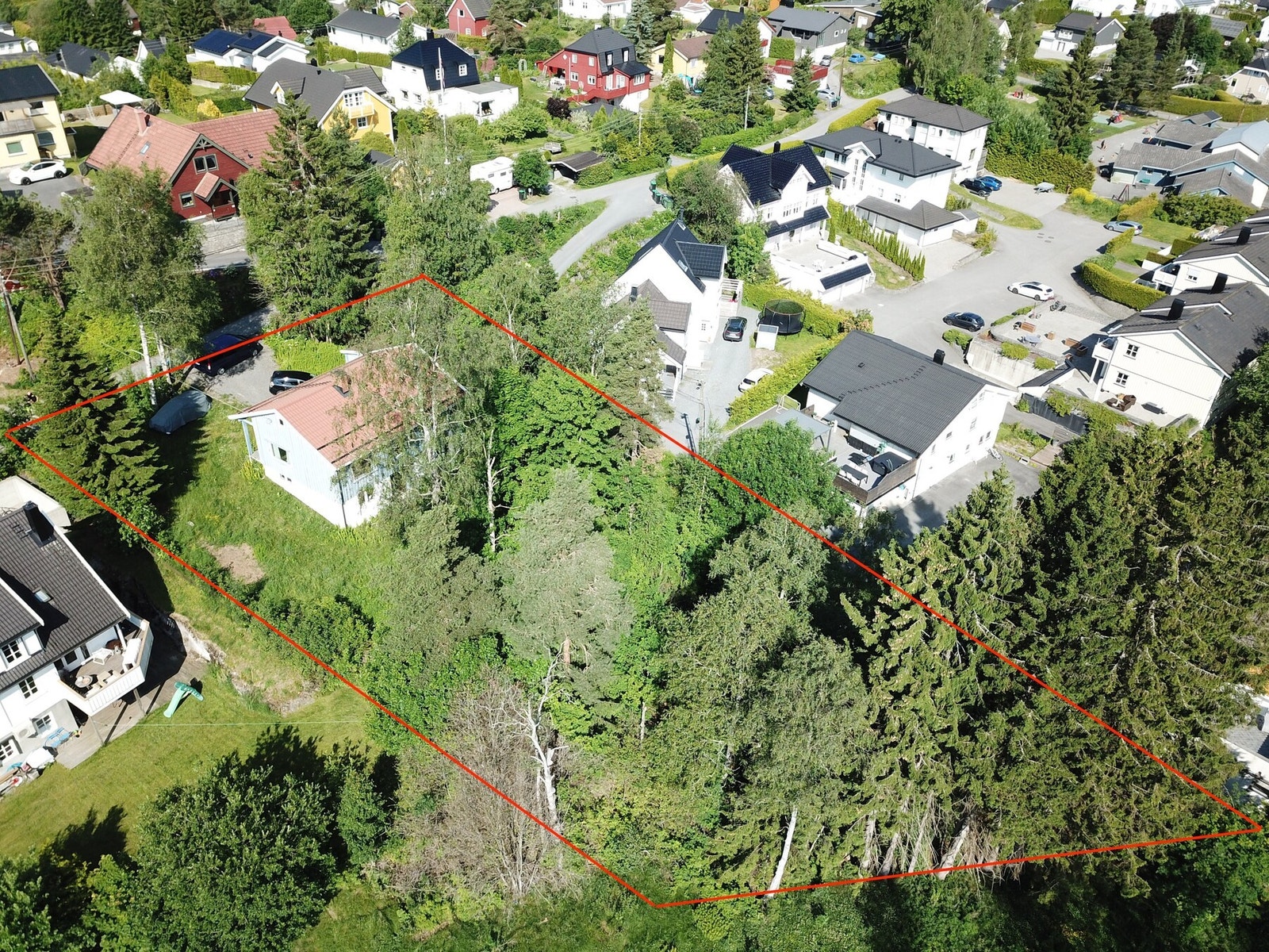 Tomtegrenser skissert med rødt. Skisseringene er ikke 100% nøyaktige og avvik fra opptegningen kan forekomme.
Foto: Oskar Czop Galleribilde