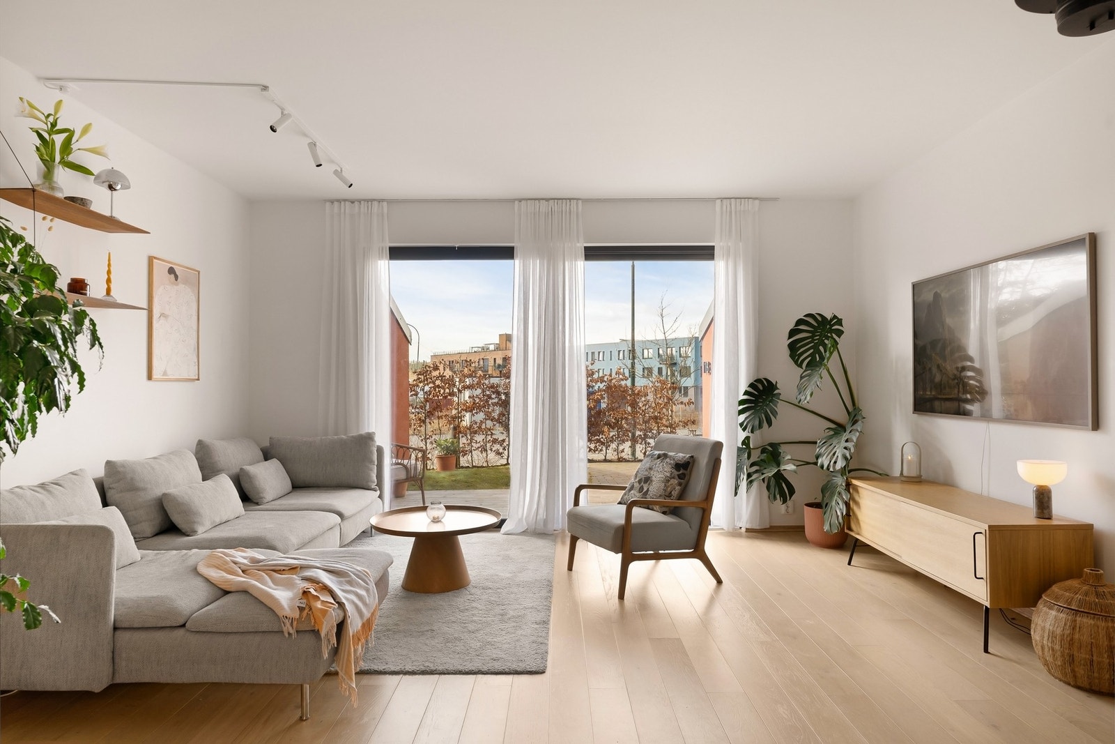 Direkte utgang til terrassen som visker ut skillet mellom ute og inne. Galleribilde