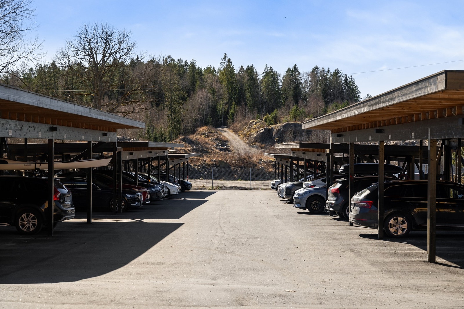 Carport: Fast parkeringsplass med ferdig installert elbillader inkludert. Galleribilde