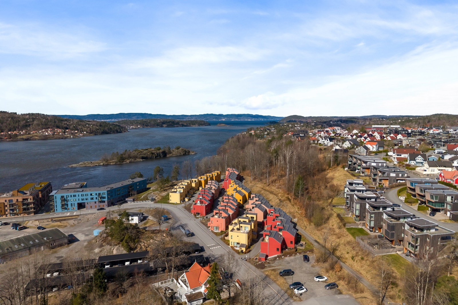 Barnehage: Sjøhagen FUS barnehage ligger trygt plassert kun 200 meter unna.
- Togstasjonen ligger 5 min gange fra boligen. Galleribilde