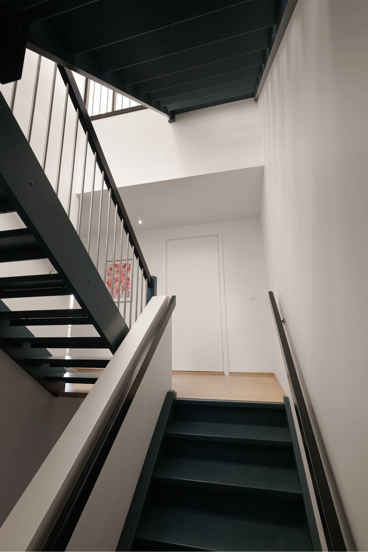 Moderne design og gjennomført materialvalg preger hele boligen, her illustrert ved den stilrene trappen. Galleribilde