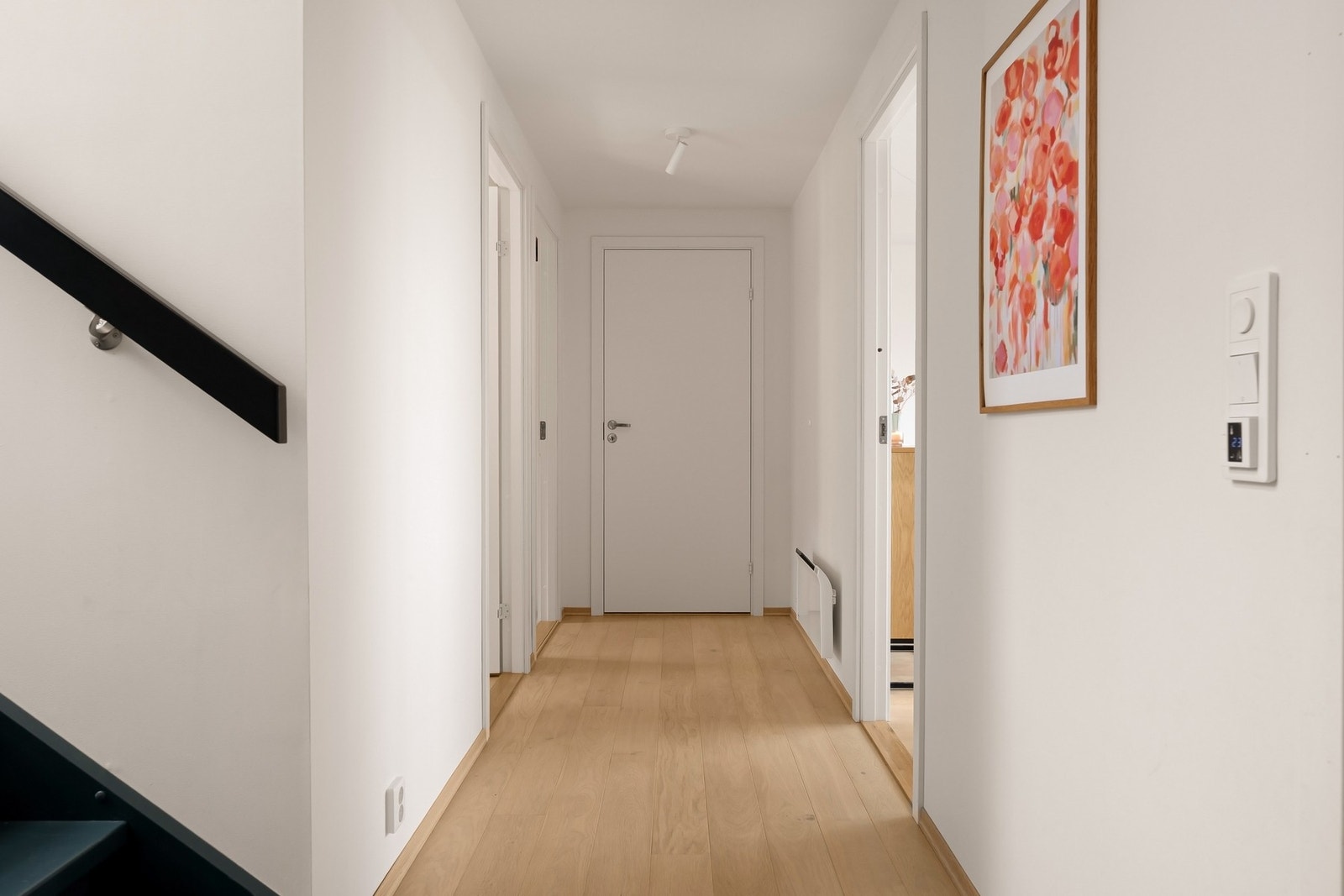 Praktisk oppbevaringsrom enden av gangen. Galleribilde