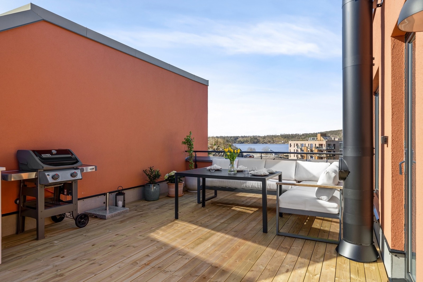 Nyt lange sommerdager på den private takterrassen på hele 35 m². Galleribilde