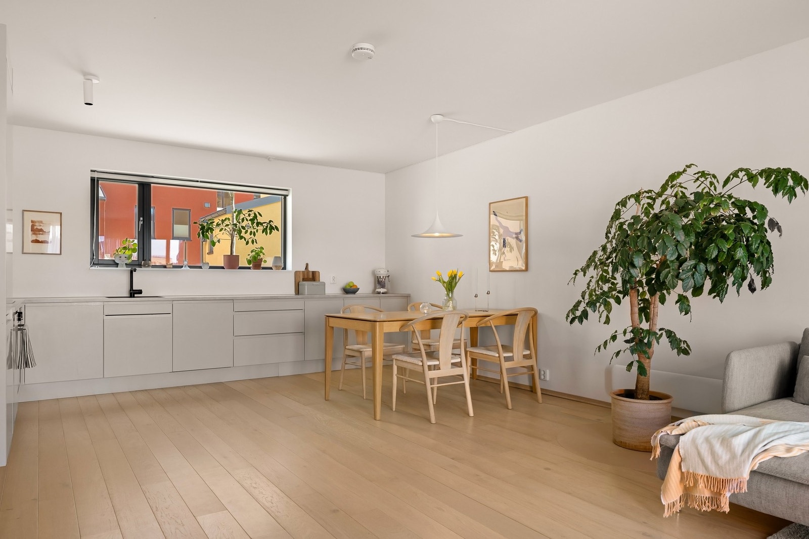 Stilrent kjøkken med glatte fronter og rikelig med arbeidsflate. Galleribilde