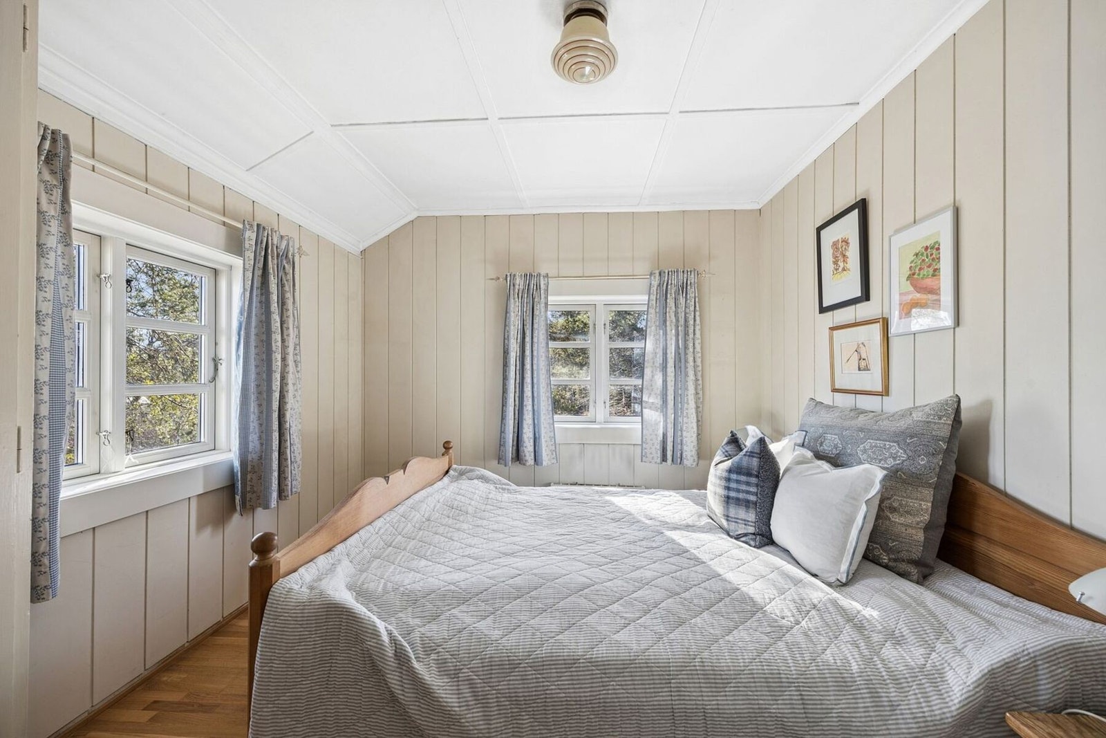 To gode soverom med fleksible bruksmuligheter. Rommene egner seg godt som barnerom, gjesterom eller hjemmekontor, og har gode møbleringsmuligheter. Galleribilde