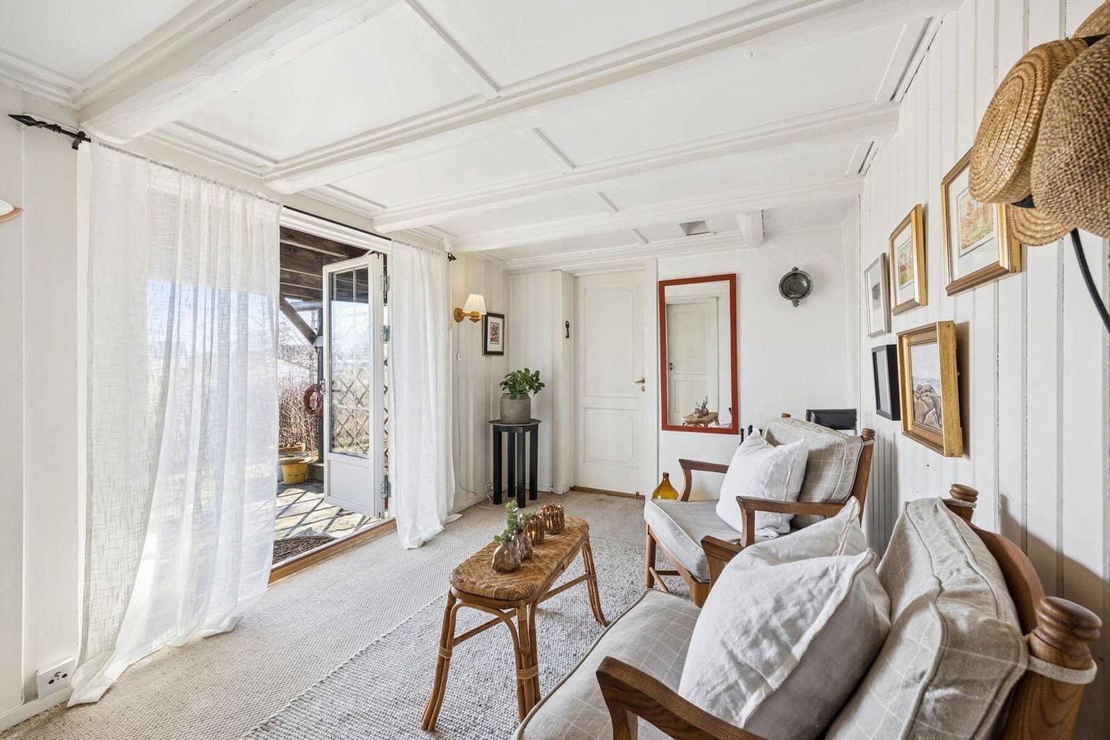 Lun og hyggelig stue med en avslappende atmosfære. I underetasjen er det i dag innredet bad, gang, vaskerom og stue, men rommene er ikke byggemeldt og ikke godkjent til varig opphold. Galleribilde