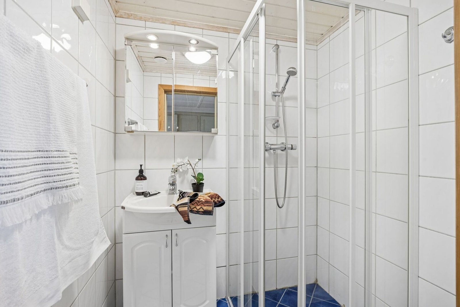 Hovedsoverommet har eget flislagt bad/wc oppusset ca. 2005. Badet er utstyrt med baderomsinnredning med servant og bl. batteri, speil, lys, dusjhjørne og gulvstående toalett. Et funksjonelt bad med alle nødvendige fasiliteter. Badet er ikke byggemeldt, ar Galleribilde