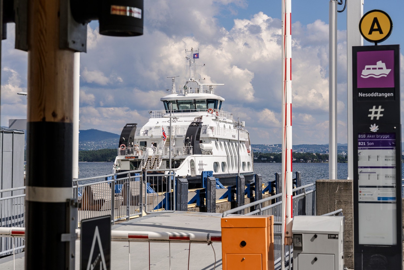 Nesoddbåten tar deg til Aker Brygge på ca. 20 minutter og til Lysaker på kun 8 minutter.
Det går også bussforbindelser mot Vinterbro, Drøbak og Ski. Galleribilde
