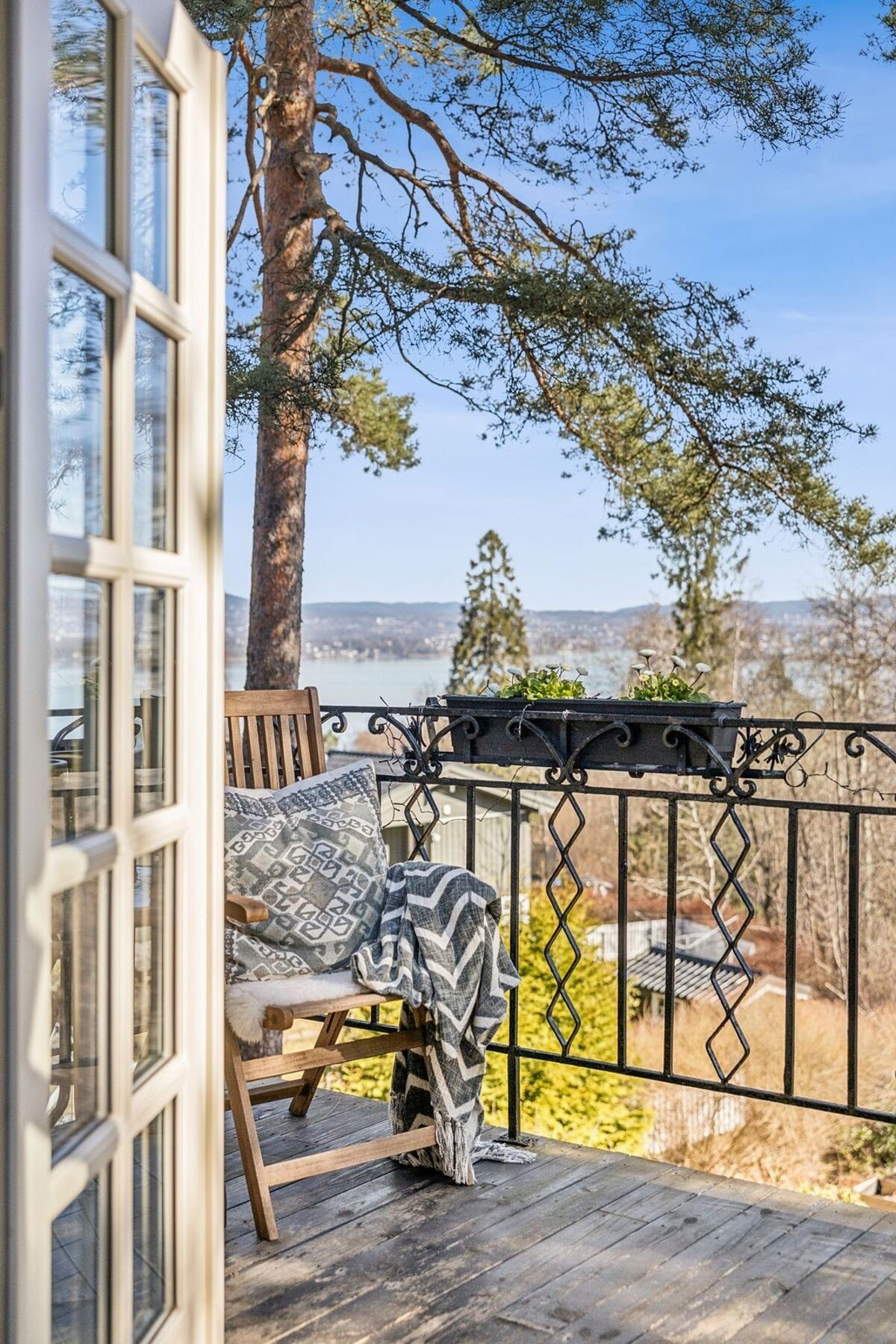 Fra stuen er det utgang til østvendt terrasse, hvor du kan nyte rolige morgener, utsikt og fine solforhold. Galleribilde
