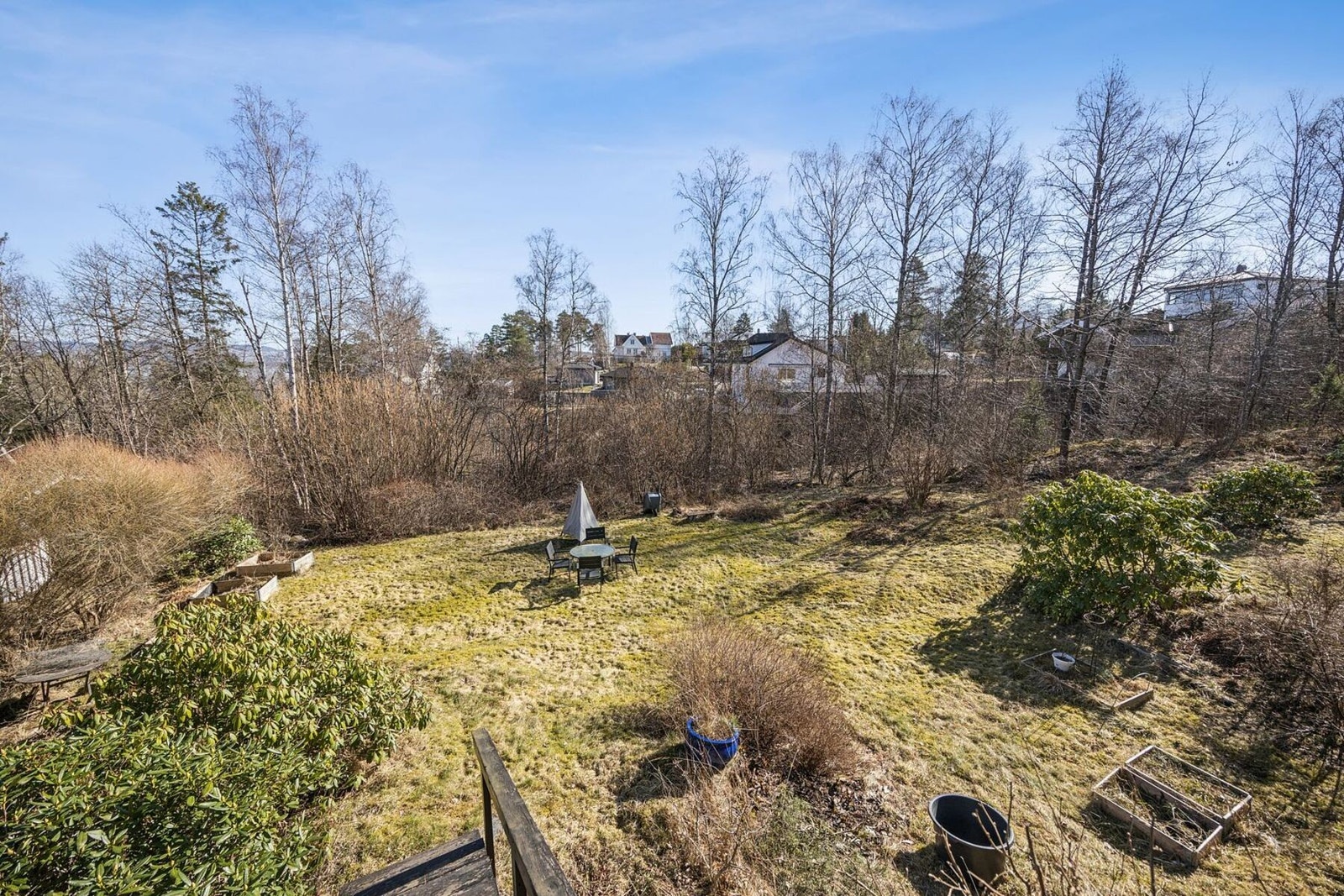 Eiendommen har en pent opparbeidet og innbydende hage med frodig gressplen og variert beplantning som gir et grønt og harmonisk uttrykk. Galleribilde