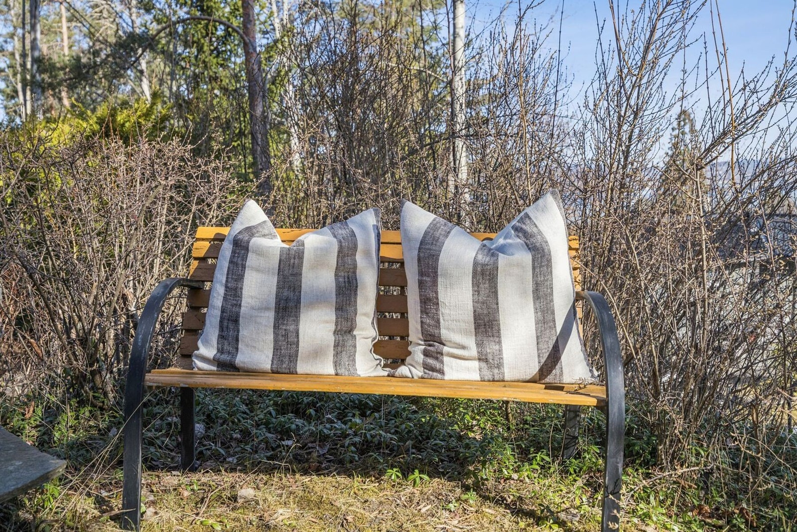 Den sydvestvendte beliggenheten sørger for sol store deler av dagen og langt utover kvelden, og uteområdene gir gode muligheter for å etablere flere hyggelige sitteplasser. Galleribilde