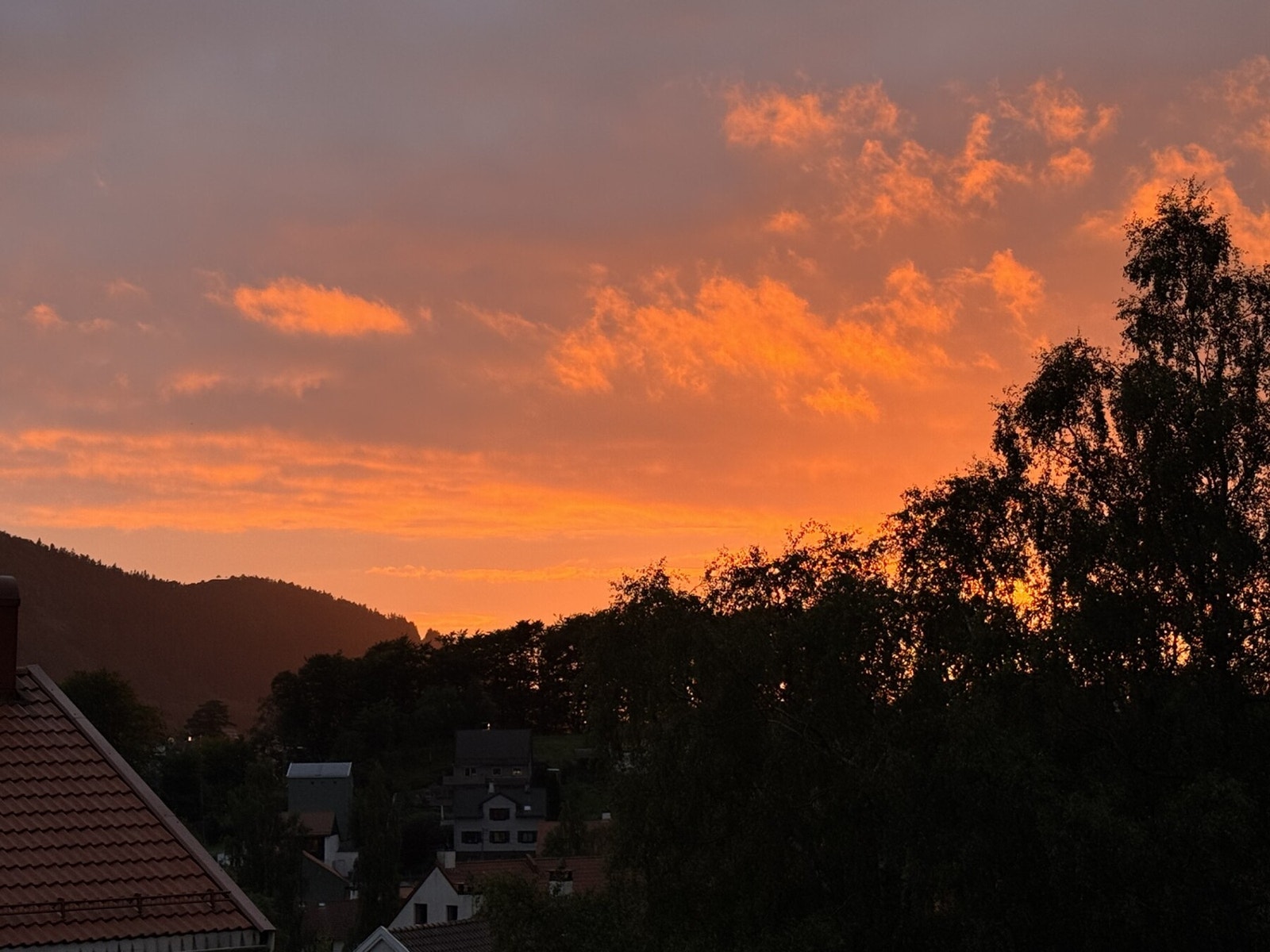 Fra balkongen kan man nyte nydelige kvelder og flott fargespill på himmelen. (Selgers bilder) Galleribilde