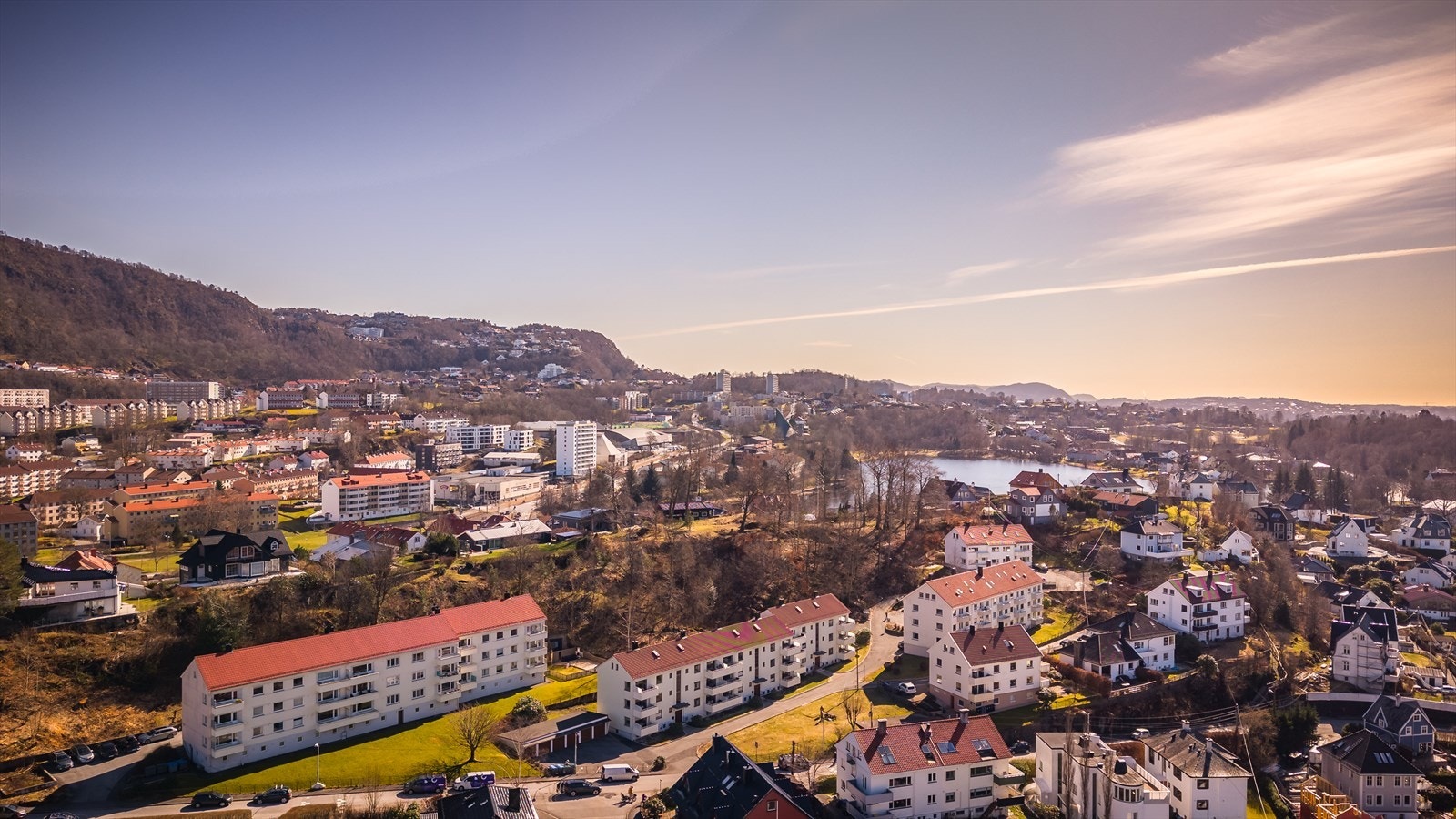 Leiligheten ligger i et svært attraktivt område med kort vei til buss, butikk, bybane, Tveitevannet og Sletten senter Galleribilde