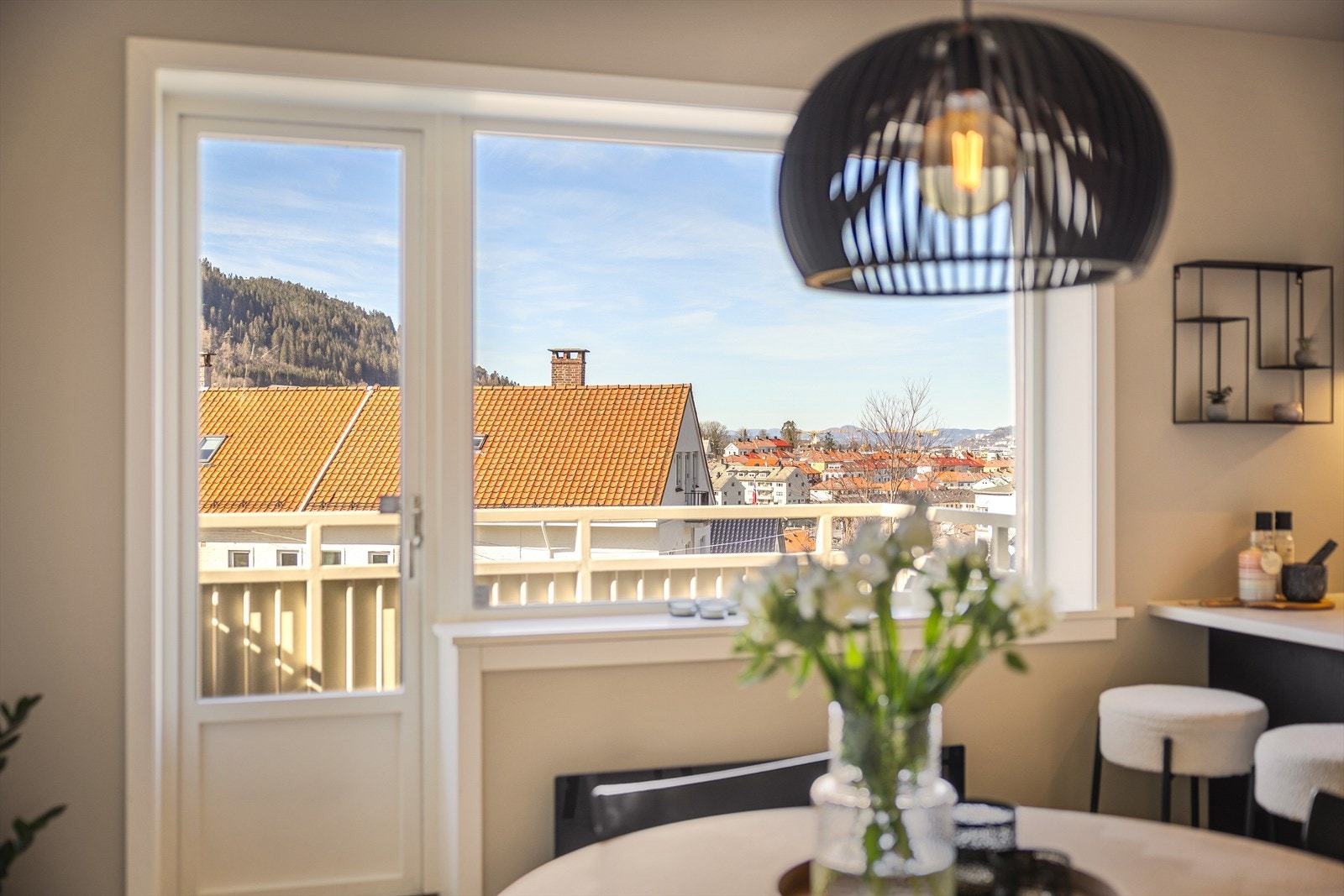 Fra stuen er det utgang til solrik altan med fantastisk utsikt mot Løvstakken, Ulriken, Fløien og Bergen sentrum Galleribilde