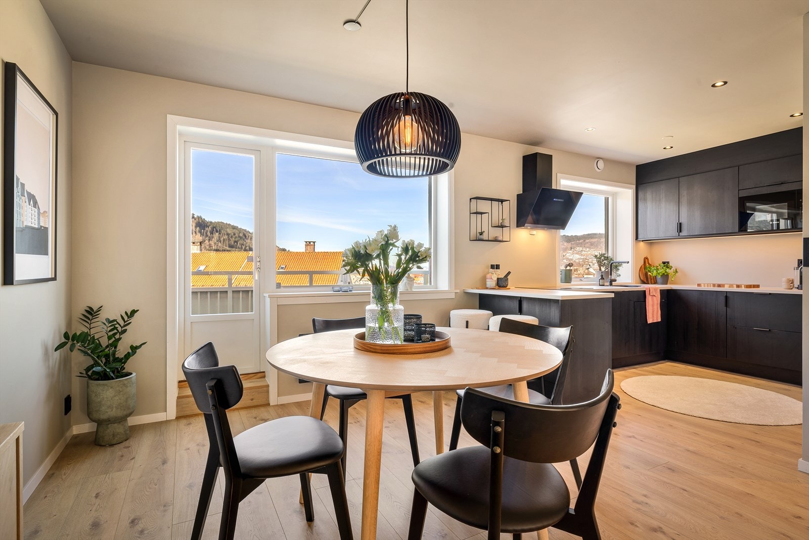 Store vinduer gir rikelig med lysinnslipp til rommet Galleribilde
