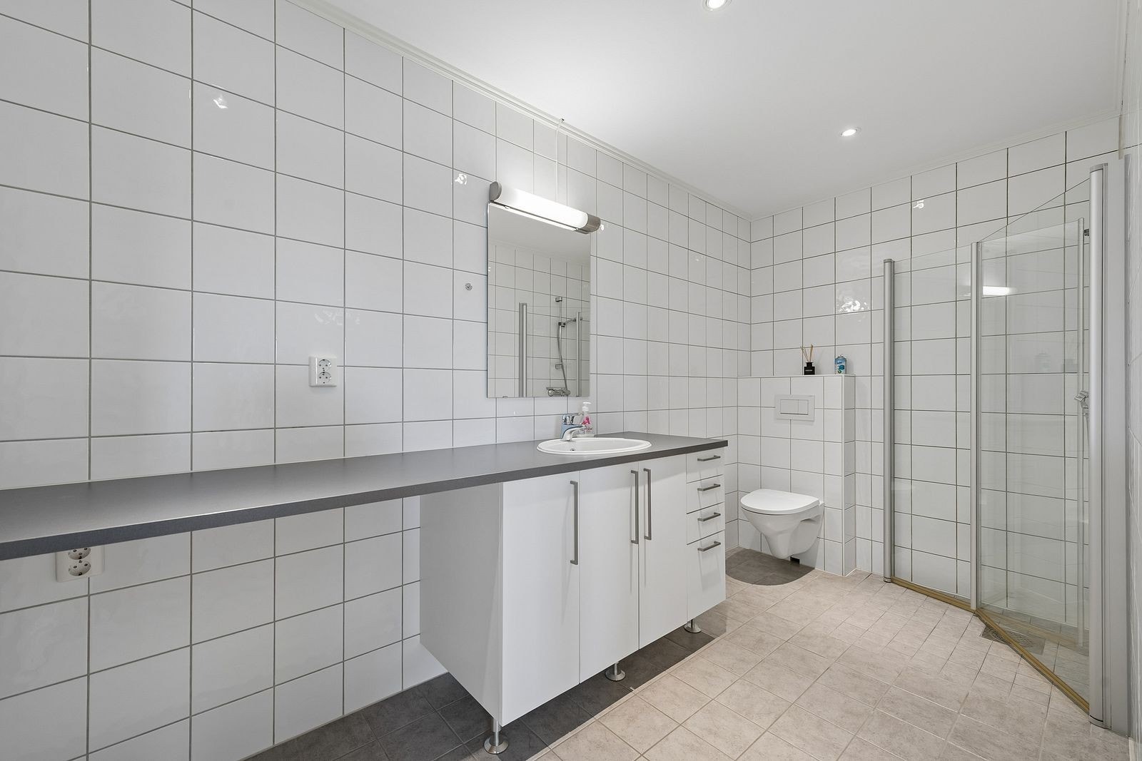 Bad med opplegg for vaskemaskin og tørketrommel. Galleribilde