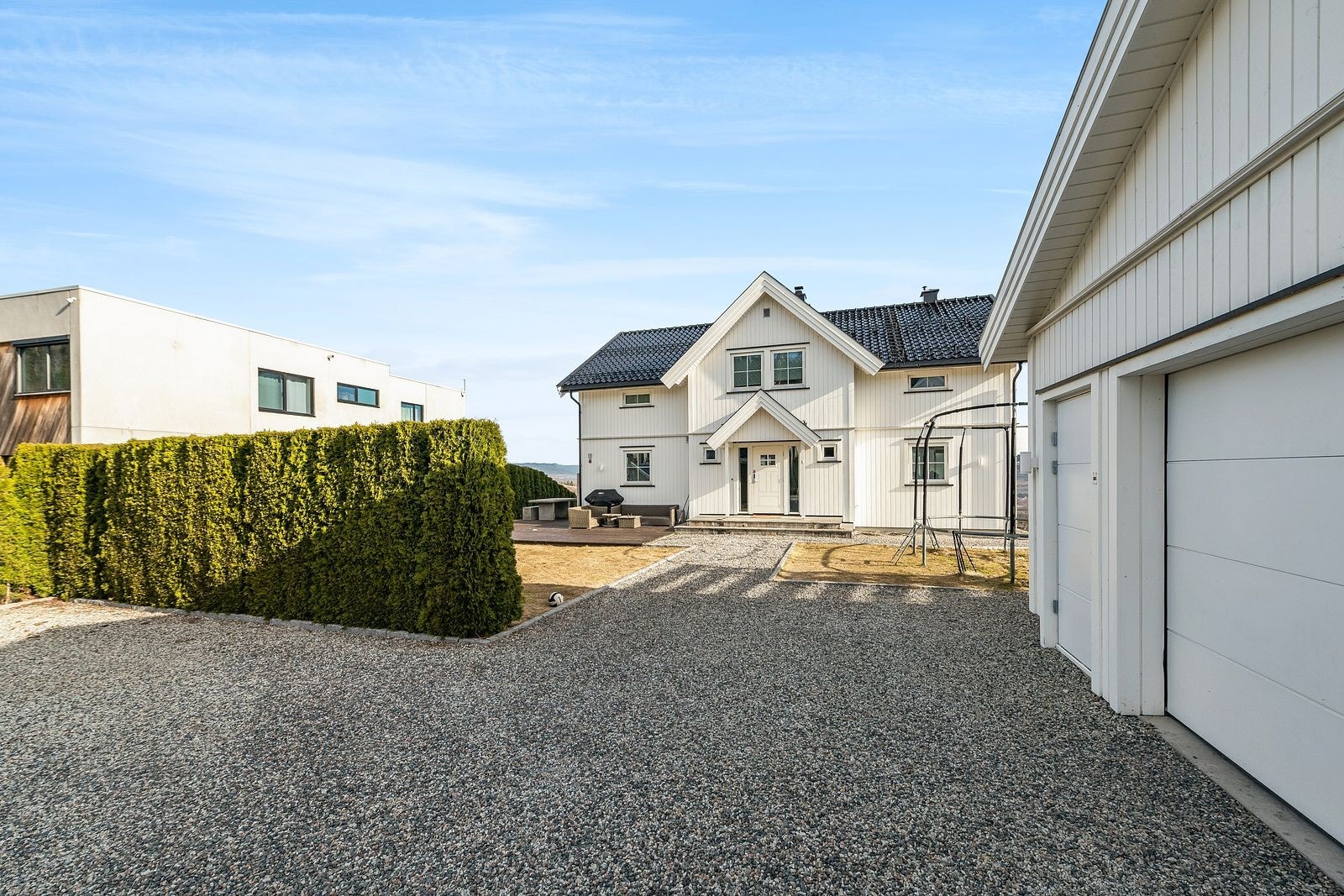 Fasade. Leiligheten har inngang på baksiden av boligen. Det medfølger 2 biloppstillingsplasser. Galleribilde