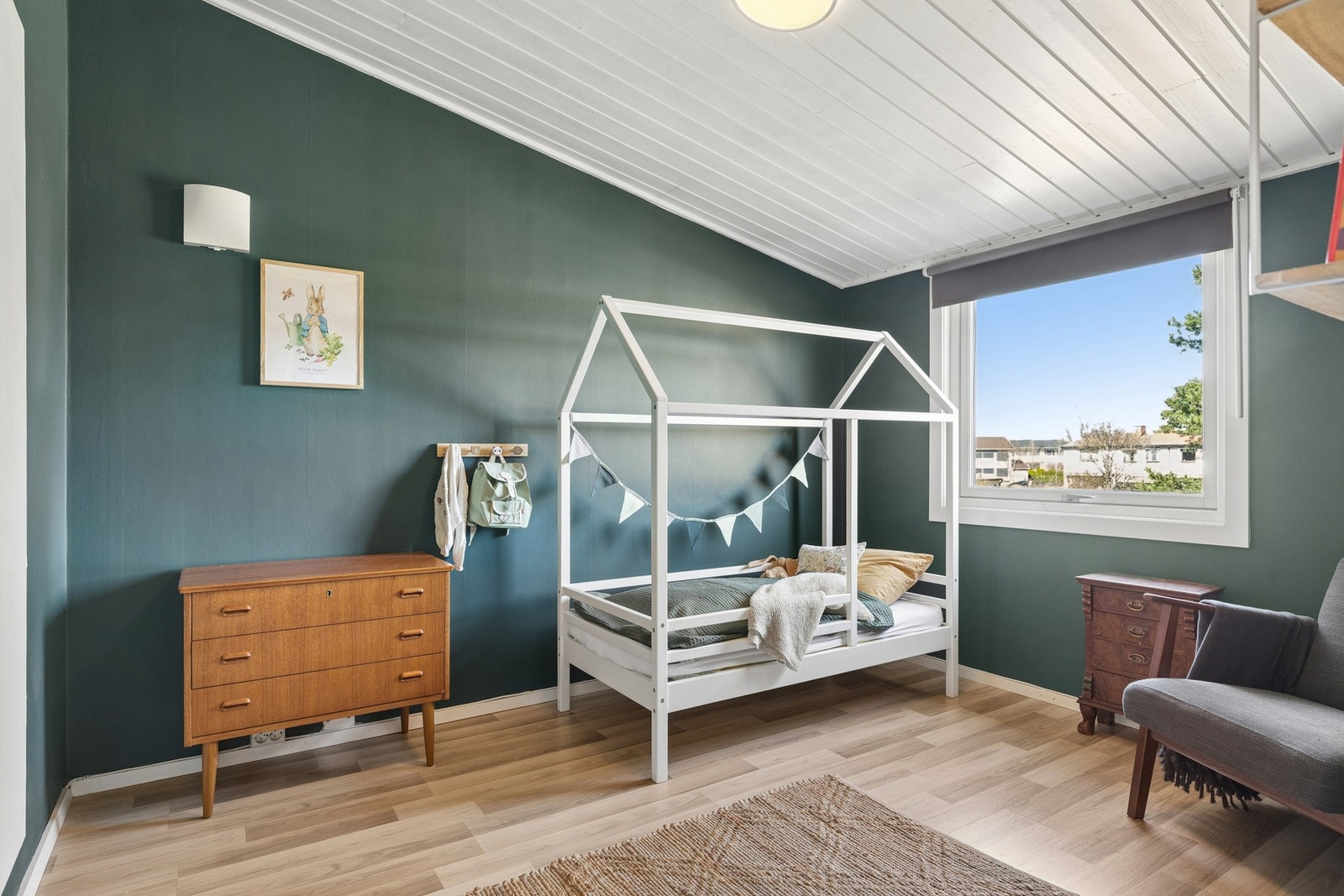 Soverom 2 er lyst og åpent med god plass til både seng og garderobeløsning. Galleribilde
