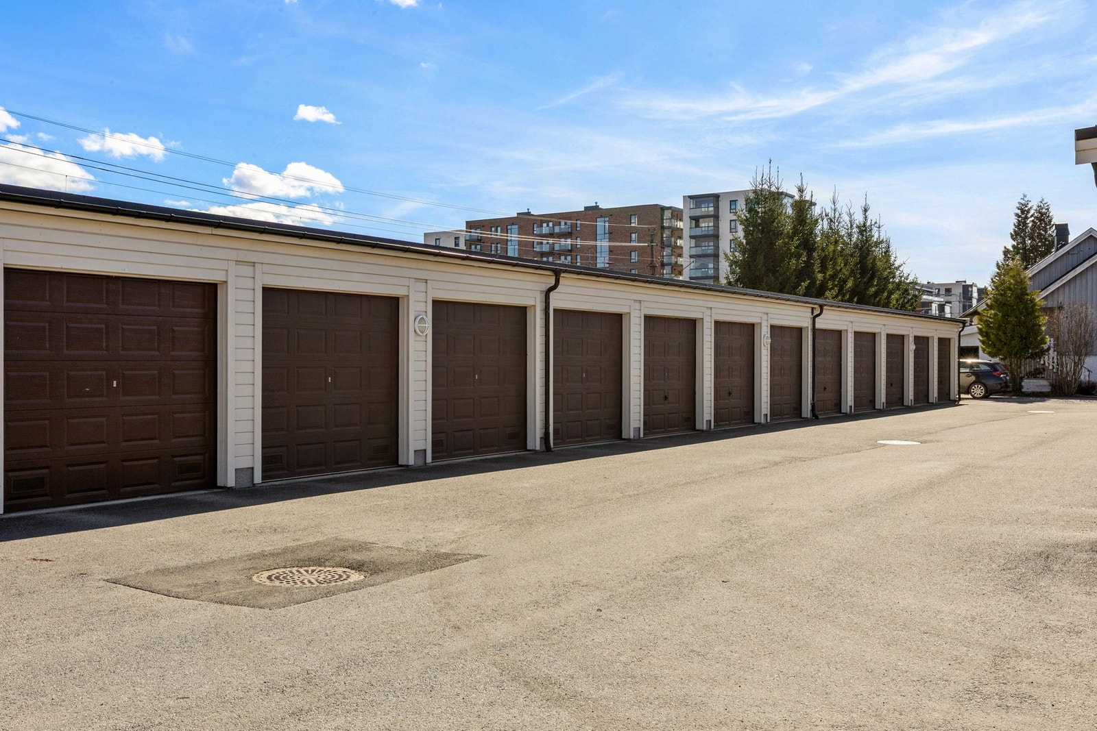 Boligen har en garasjeplass i felles garasjerekke. Hver andel har også én P-plass ute. Galleribilde