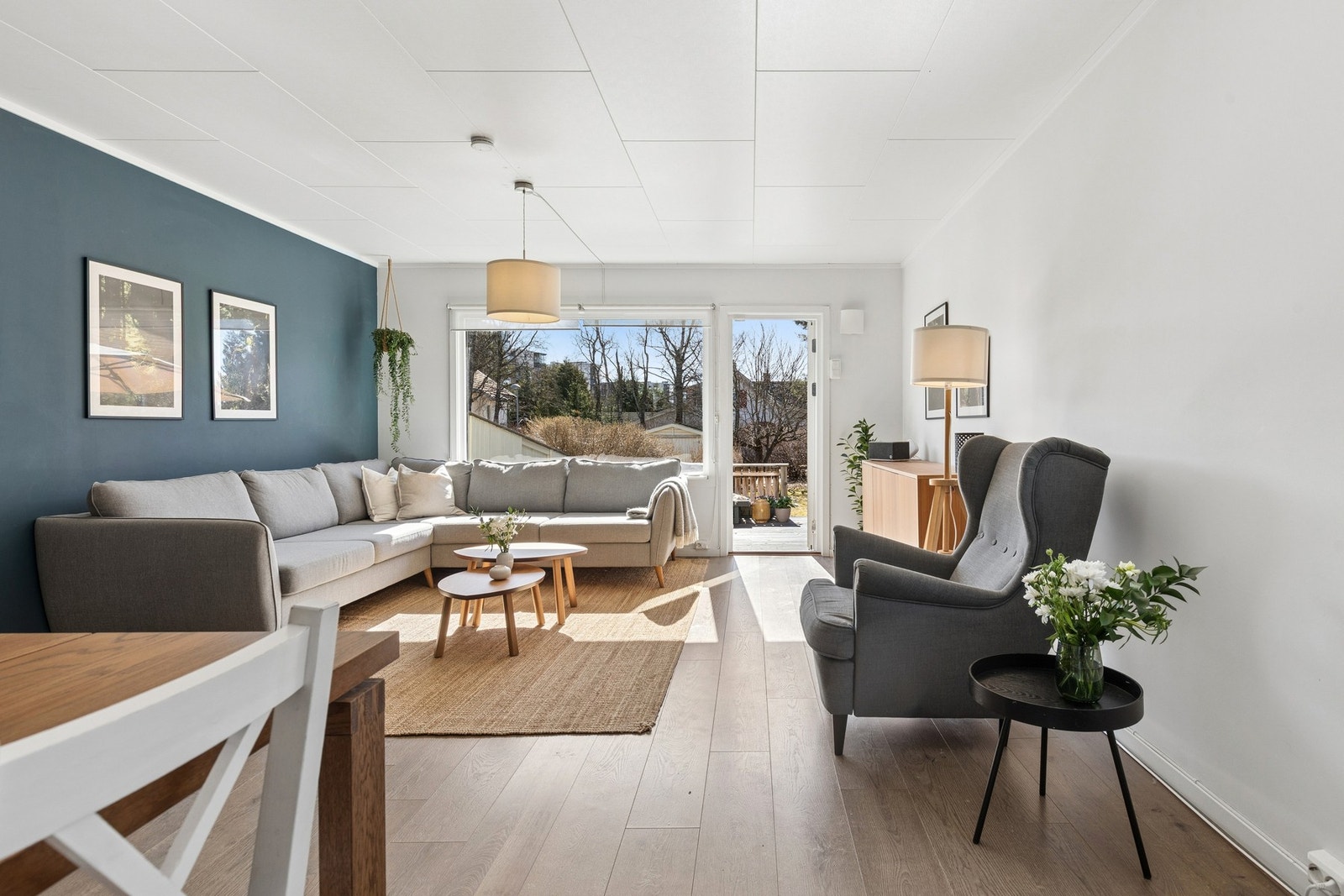 Ringvegen 15A er et lyst, innholdsrikt og familievennlig enderekkehus over tre plan med en praktisk og funksjonell planløsning. Galleribilde