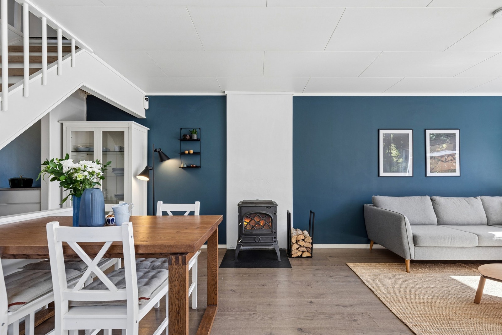 Stuen har plass til både spisebord og sofagruppe. Galleribilde