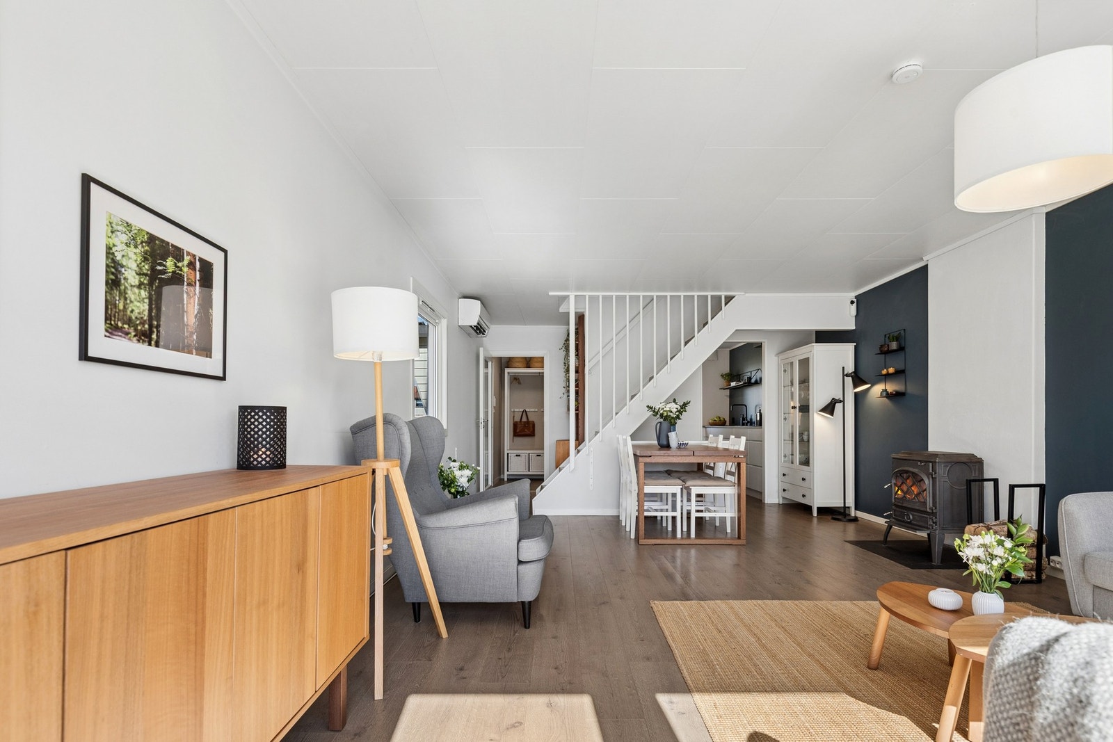 Boligen har store vindusflater som slepper godt inn med naturlig lys. Galleribilde