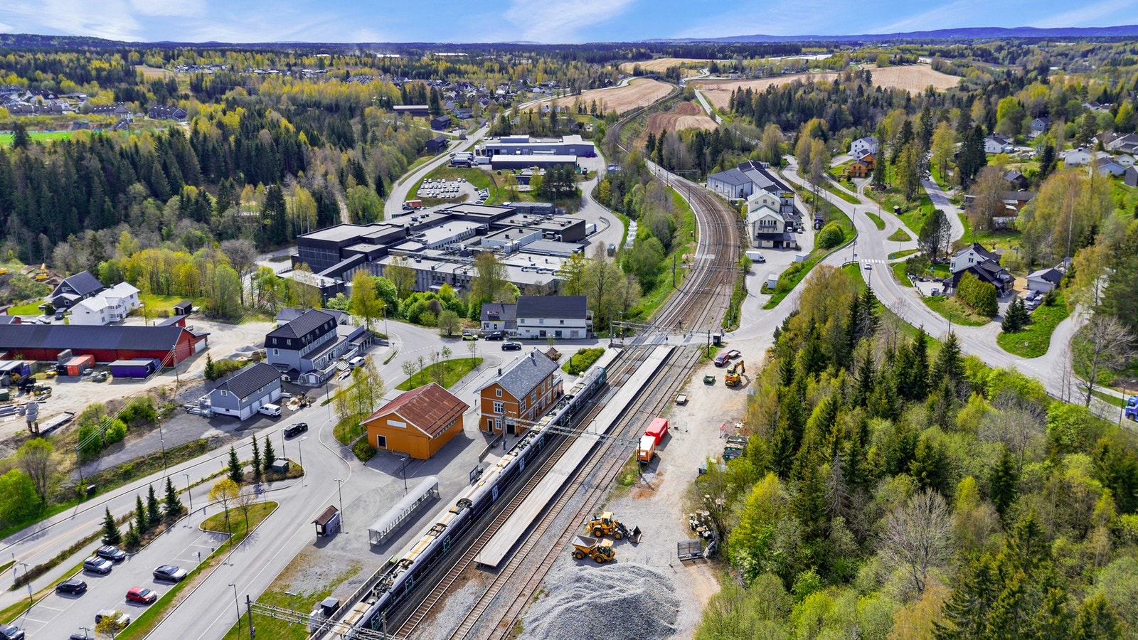 Det er kort avstand til Dal stasjon, som gir gode togforbindelser mot Oslo og Eidsvoll. I tillegg ligger E6 i nærheten, noe som sikrer enkel og effektiv adkomst til både Oslo og Oslo lufthavn Gardermoen. Galleribilde