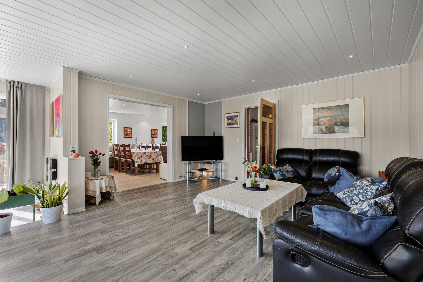 Stuen er romslig med god plass til sofagruppe og øvrig møblement. Galleribilde
