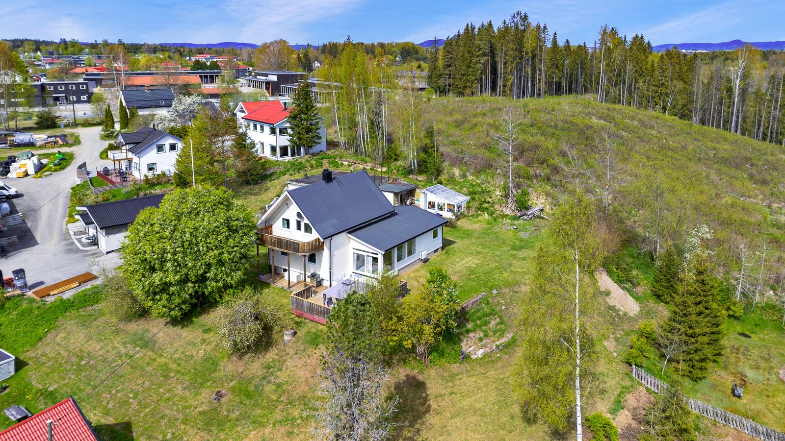 Eiendommen har en stor solrik eiet tomt på hele 2.501,10 m² og ligger i et lett skrånende terreng med enkelte flatere partier. Tomten er pent opparbeidet med plenområde, busker og div. beplantning. Galleribilde