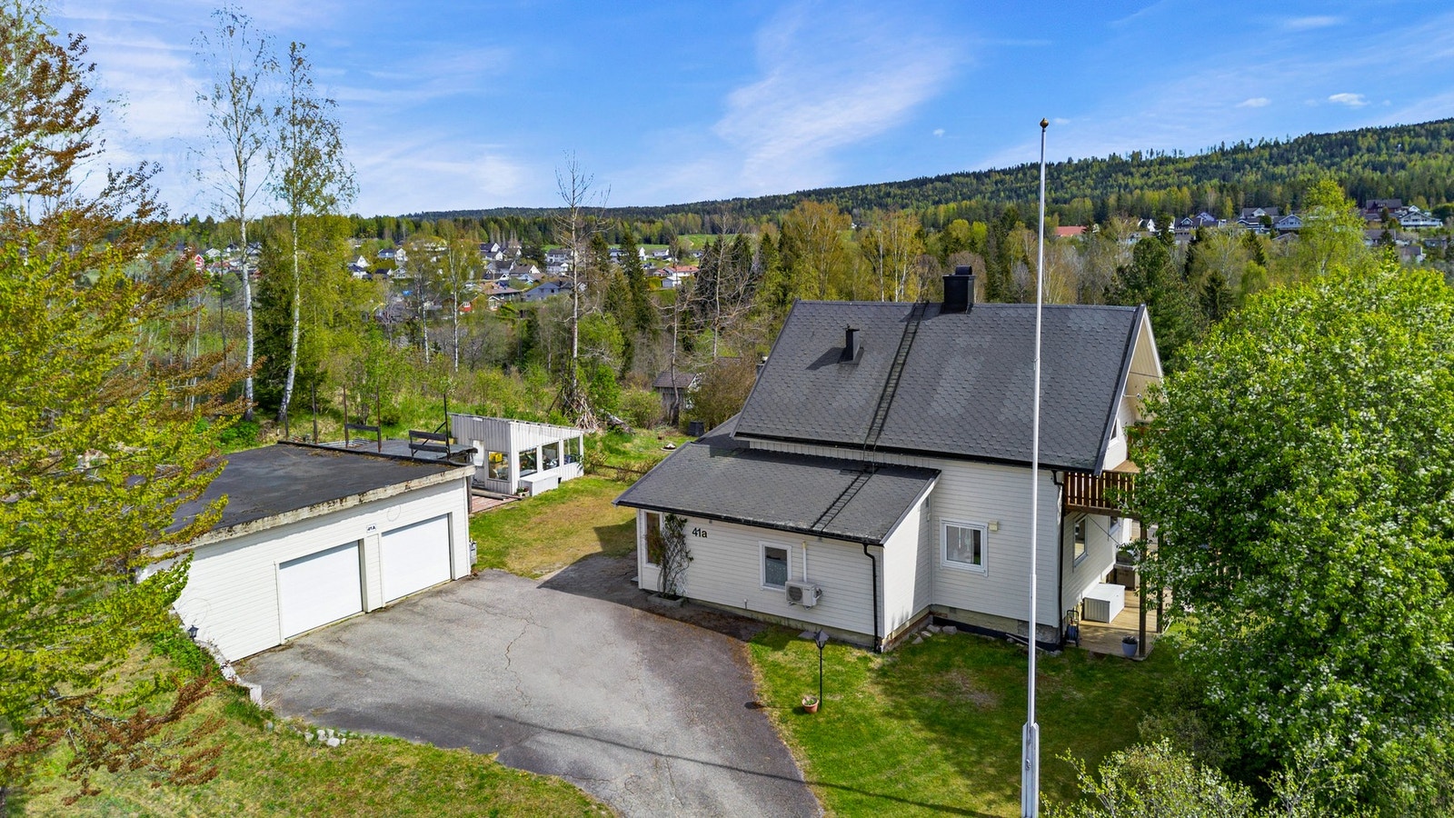 Parkering skjer i frittstående garasje med BRA-e på 82 m². For øvrig gode parkeringsmuligheter på stor gårdsplass. Galleribilde