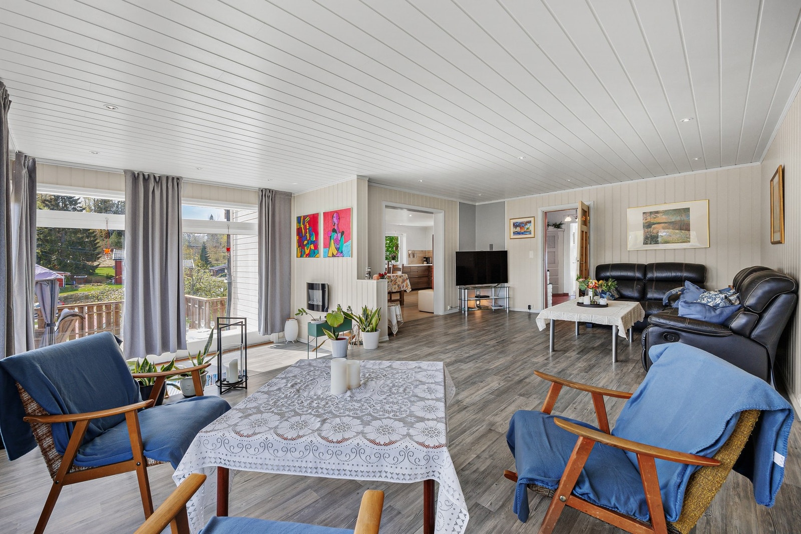 Rommet går over to nivåer, hvor det nederste har flott takhøyde og utgang til terrasse. Galleribilde