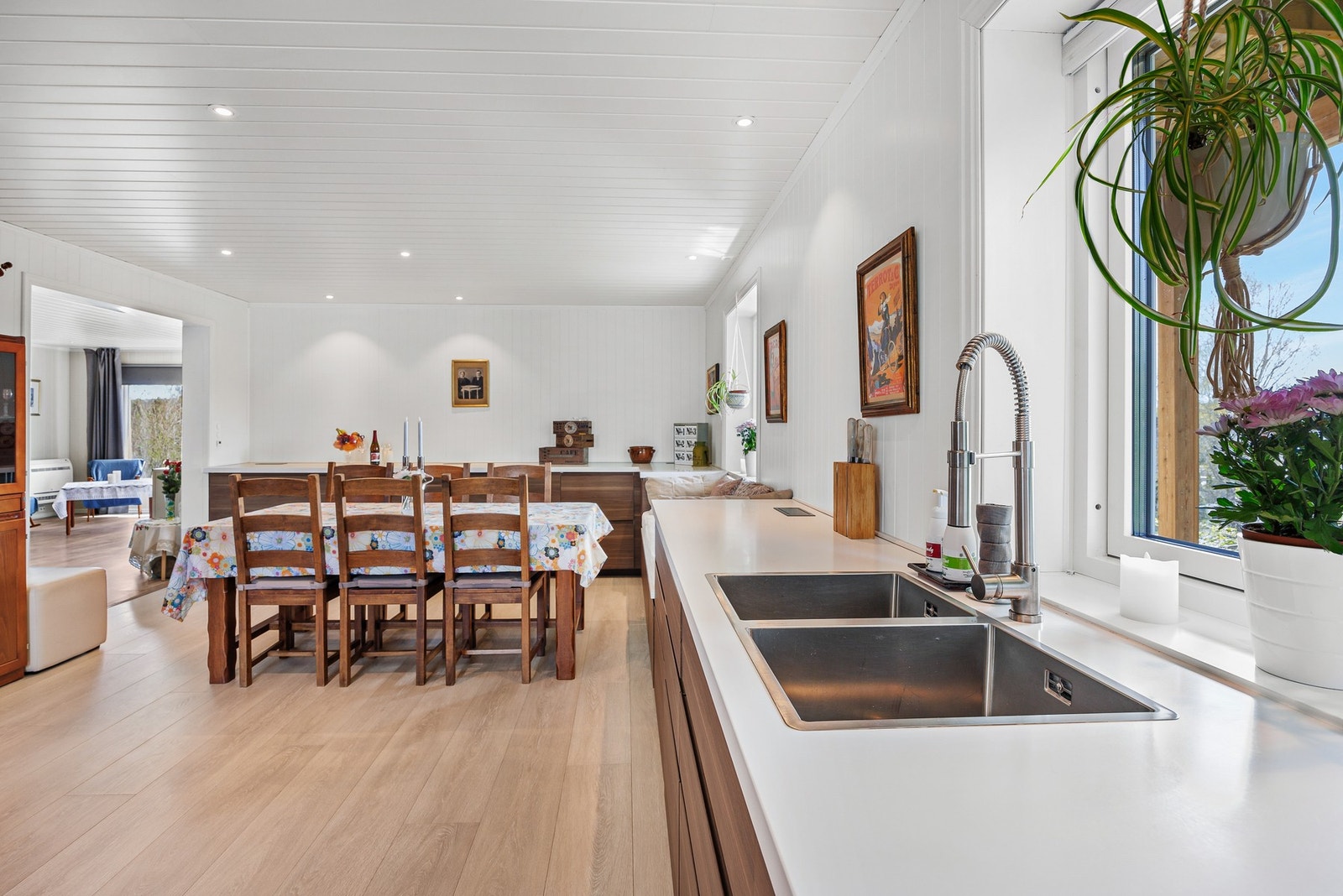 Kjøkkenet har herlig gulvvarme, downlights i himling, og god plass til koselig spisebord. Galleribilde