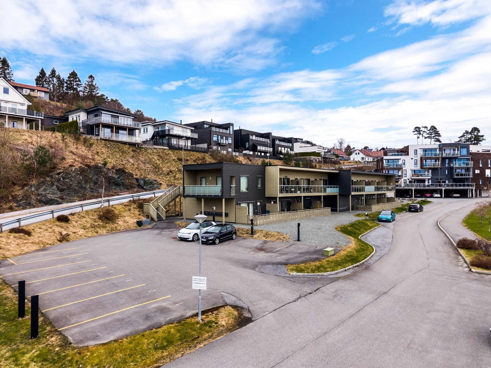 Det medfølger 1 parkeringsplass på felles biloppstillingsplass med elbillader av typen Elway. Galleribilde