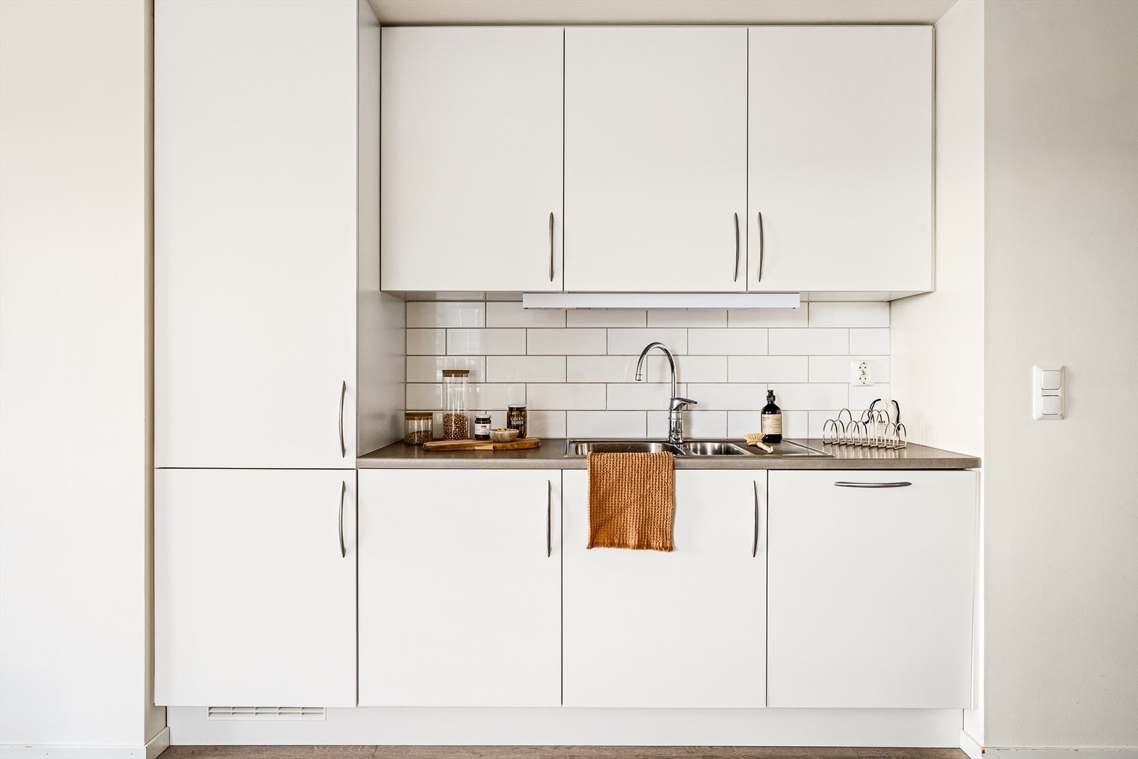 Her er det et stilrent kjøkken med glatte fronter og laminat benkeplate. Galleribilde