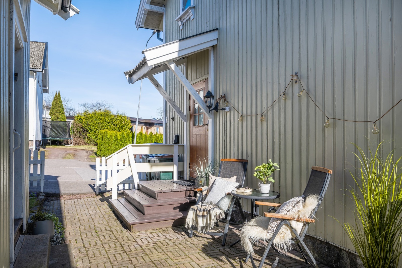 Privat uteplass ved inngangspartiet Galleribilde