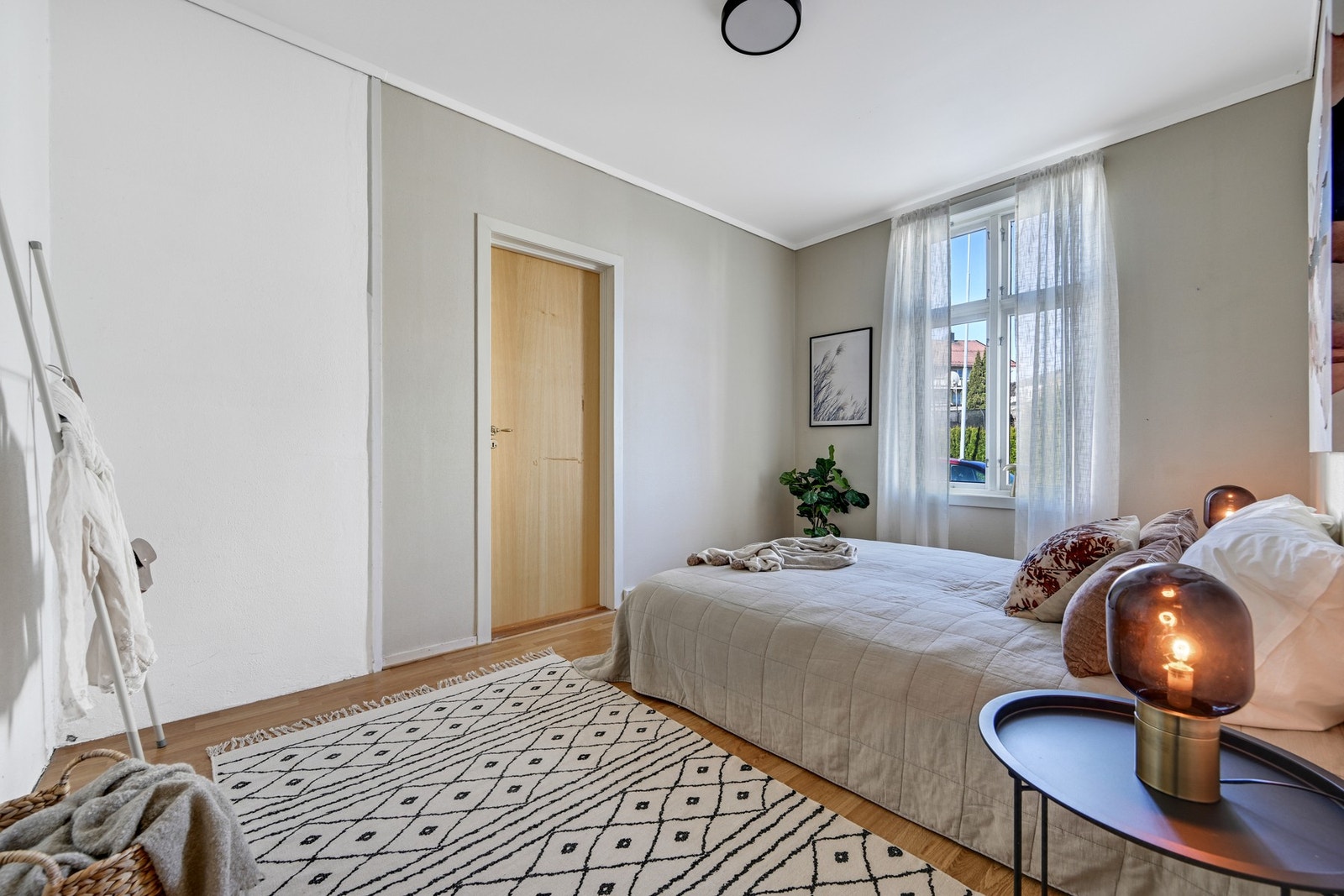 Her er det meget god plass til garderobeskap Galleribilde