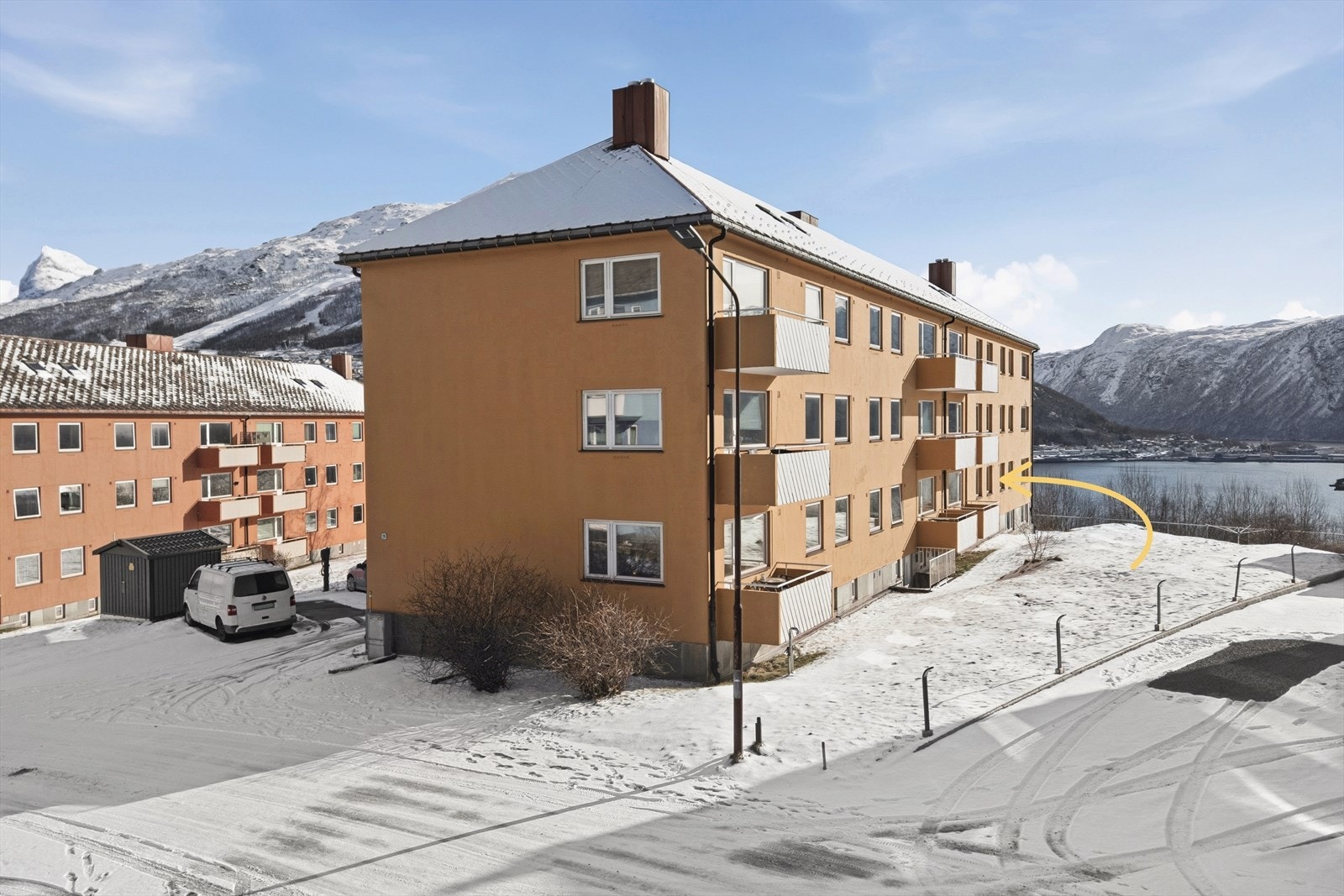 Leiligheten har en praktisk beliggenhet i 1. etasje. Denne leiligheten byr på en romslig stue, 2 soverom, utsikt og balkong Galleribilde