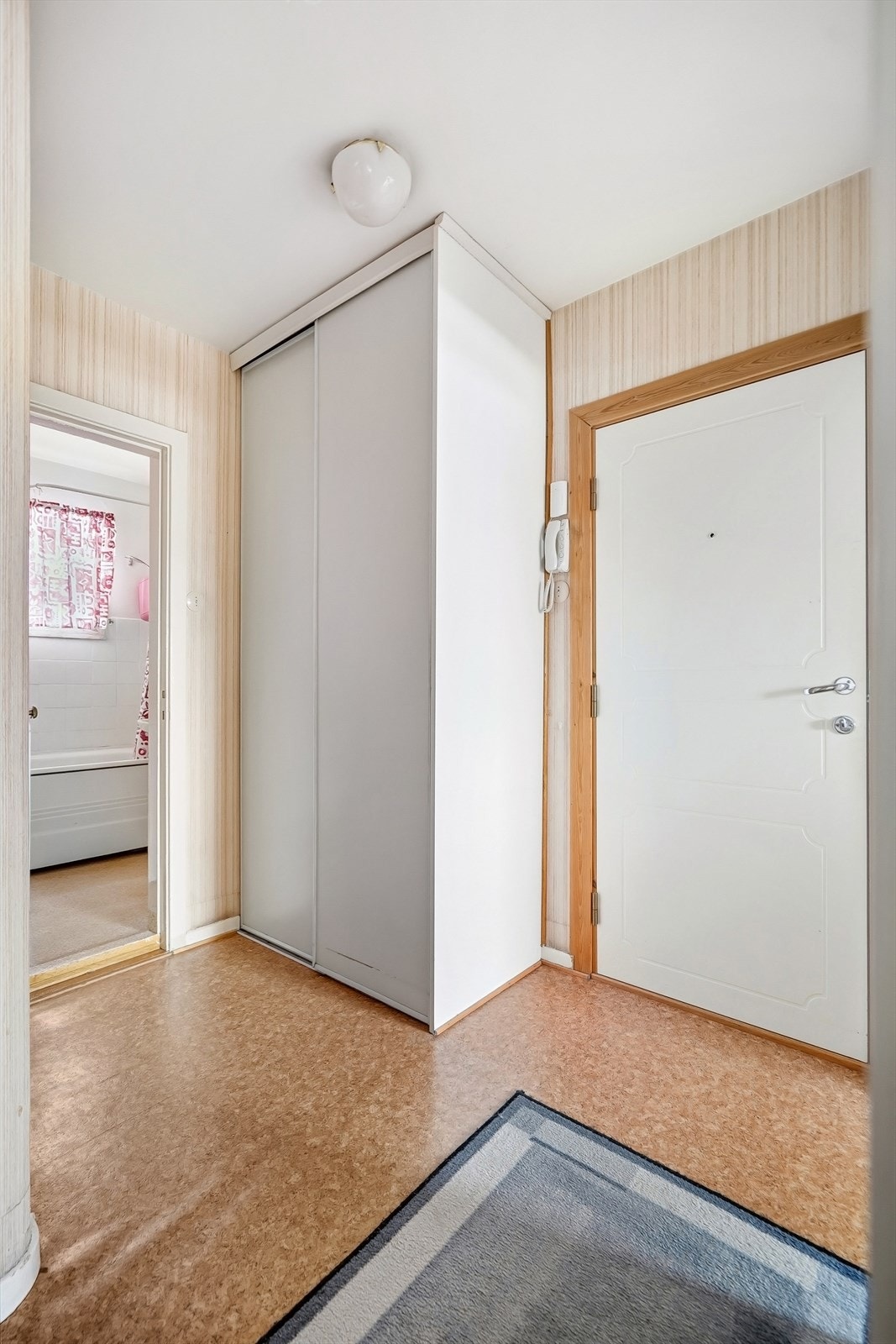 Entréen inneholder en skyvedørsgarderobe som gir god med oppbevaringsplass Galleribilde