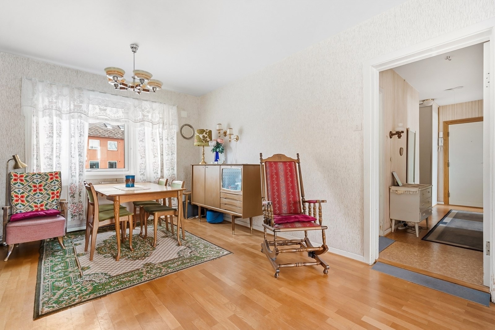 Stuen har flere lysflater som slipper inn rikelig med lys, god plass for spisebord og muligheten til møblering i flere soner Galleribilde