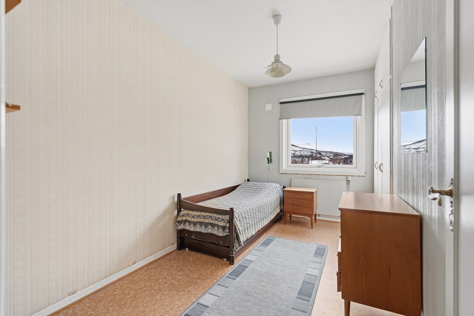Soverom 2- plass for soveromsmøbler og inneholder plassbygde skap Galleribilde