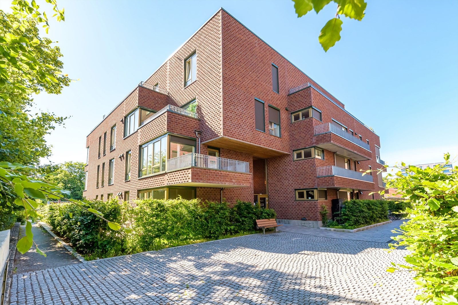 Flott og moderne fasade og opparbeidet utomhusarealer Galleribilde