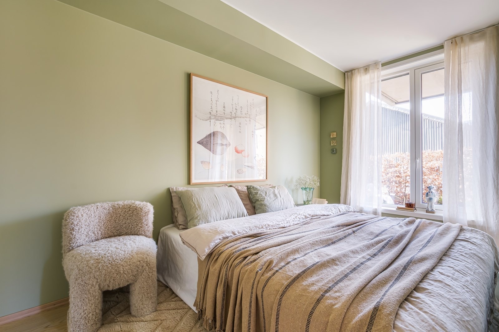 Hyggelig og romslig soverom malt i en delikat grønnfarge. Galleribilde