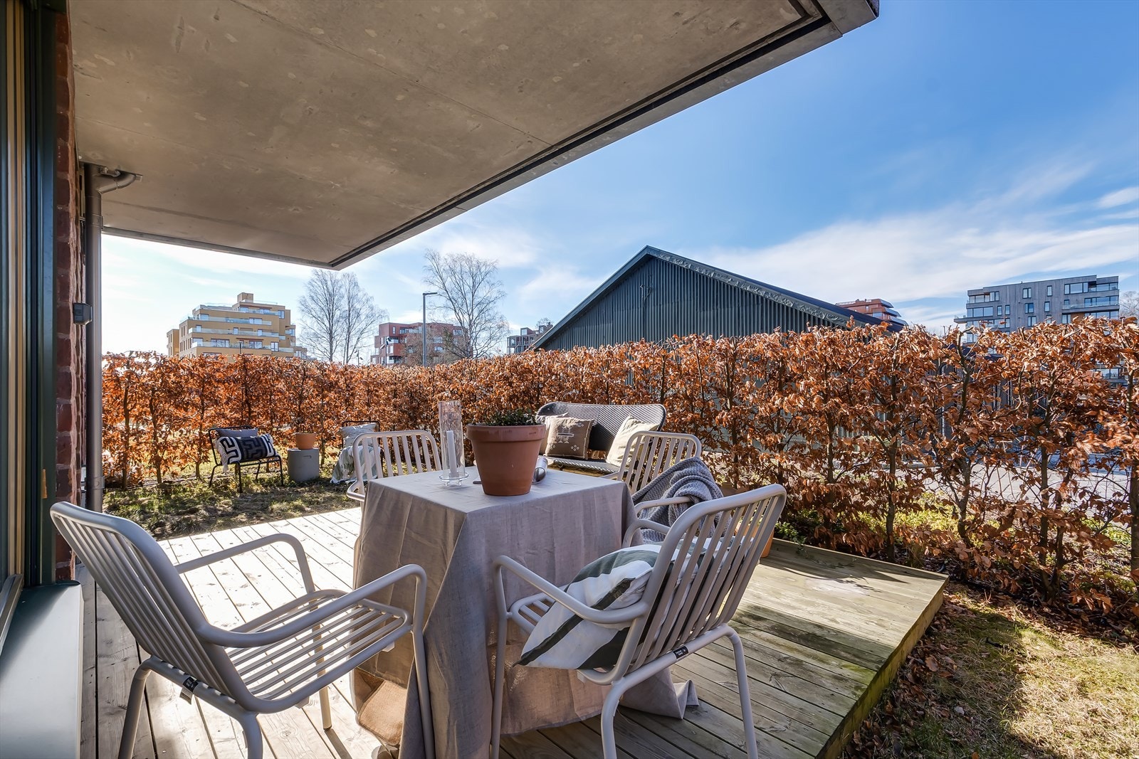 Uteplassen har plass for flere sittegrupper, grill og beplatning - perfekt for late sommerdager! Galleribilde