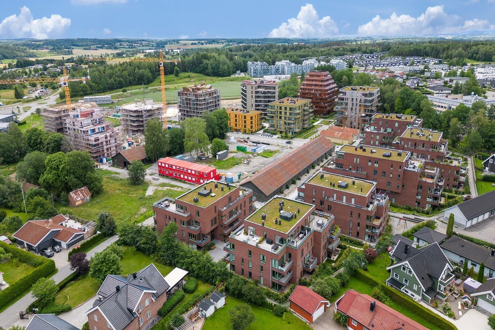 Opparbeidede utomhusarealer med gangvei, utegym og sykkelparkering. Galleribilde
