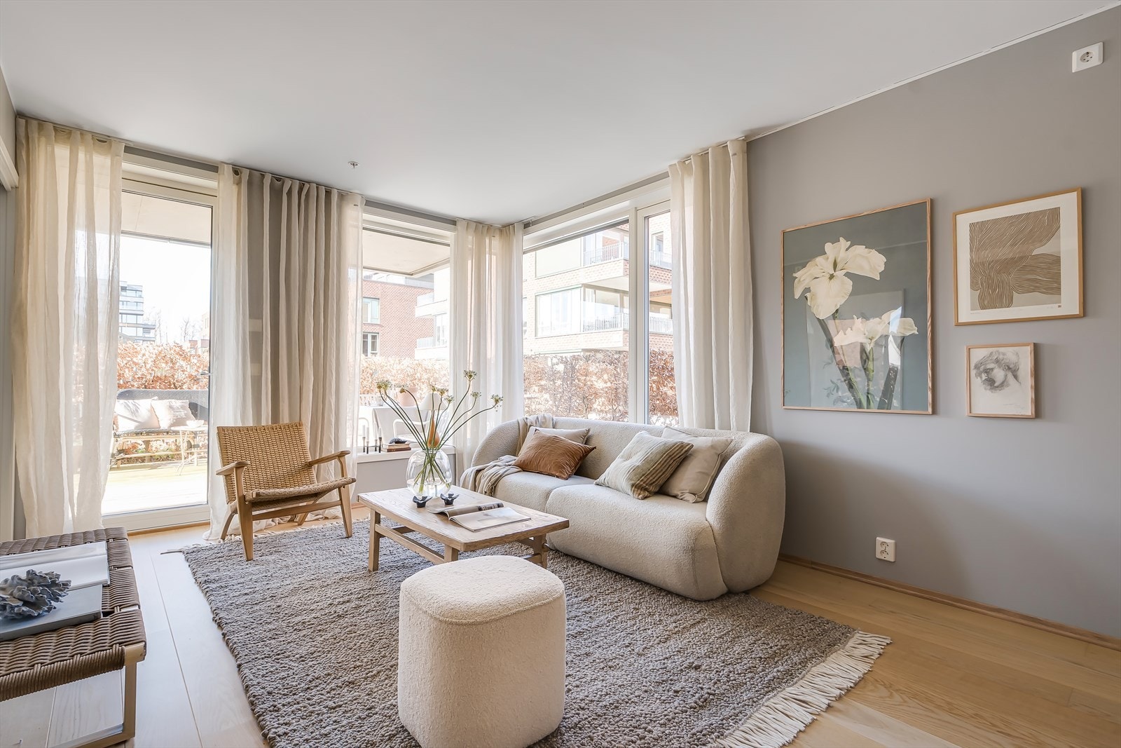 Flotte vindusflater som strekker seg helt til taket, gir masse lysinnslipp inn i rommet. Galleribilde