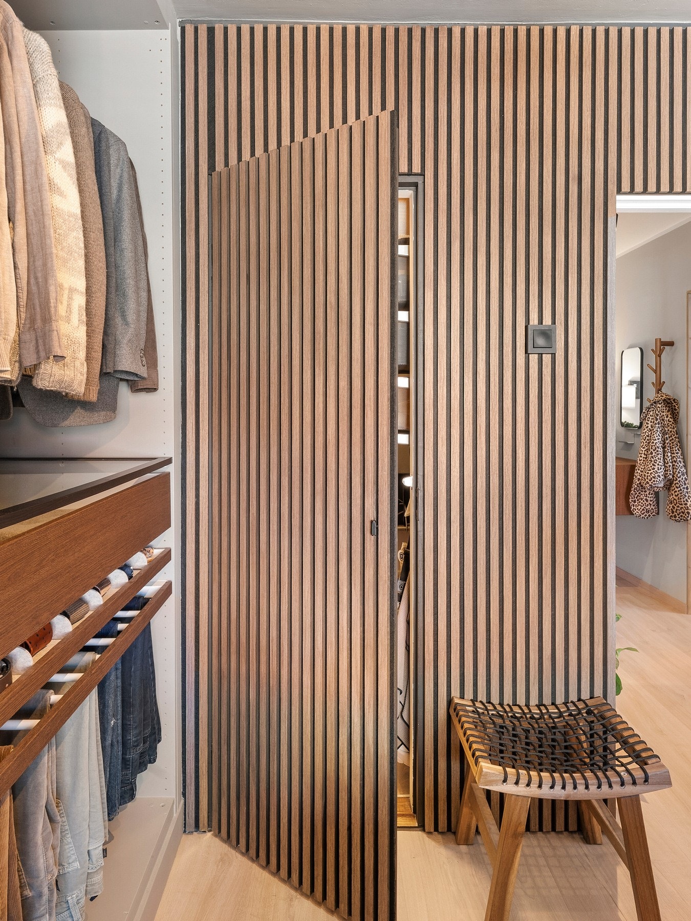 I tillegg til garderobe langs den ene veggen rommer soverommet en bod, praktisk for ekstra lagringsplass! Galleribilde