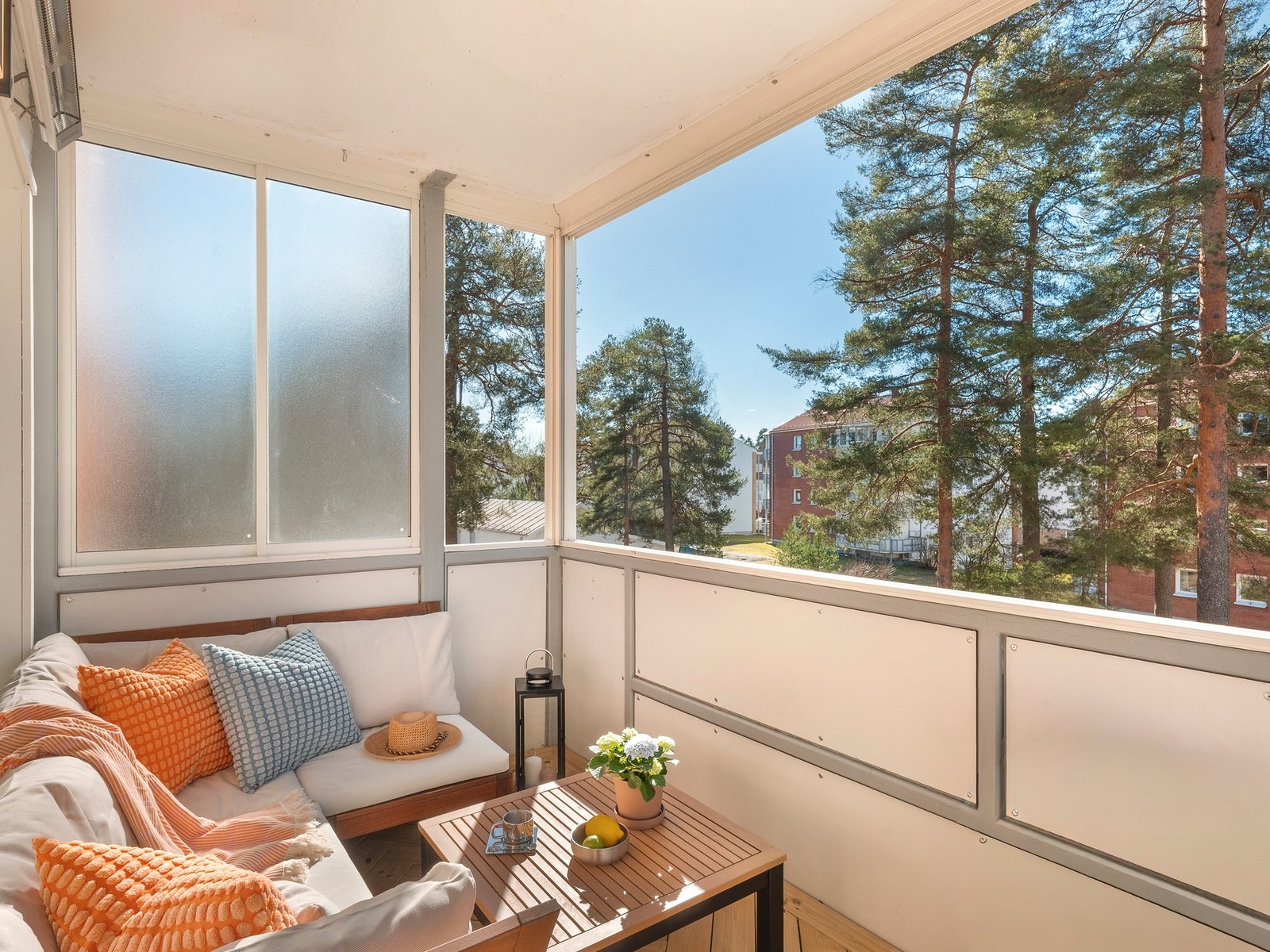 Fra stuen har man direkte adkomst til en herlig innglasset balkong vendt mot rolige omgivelser, helt ideelt for avslapning og hyggelige sommerkvelder! Galleribilde