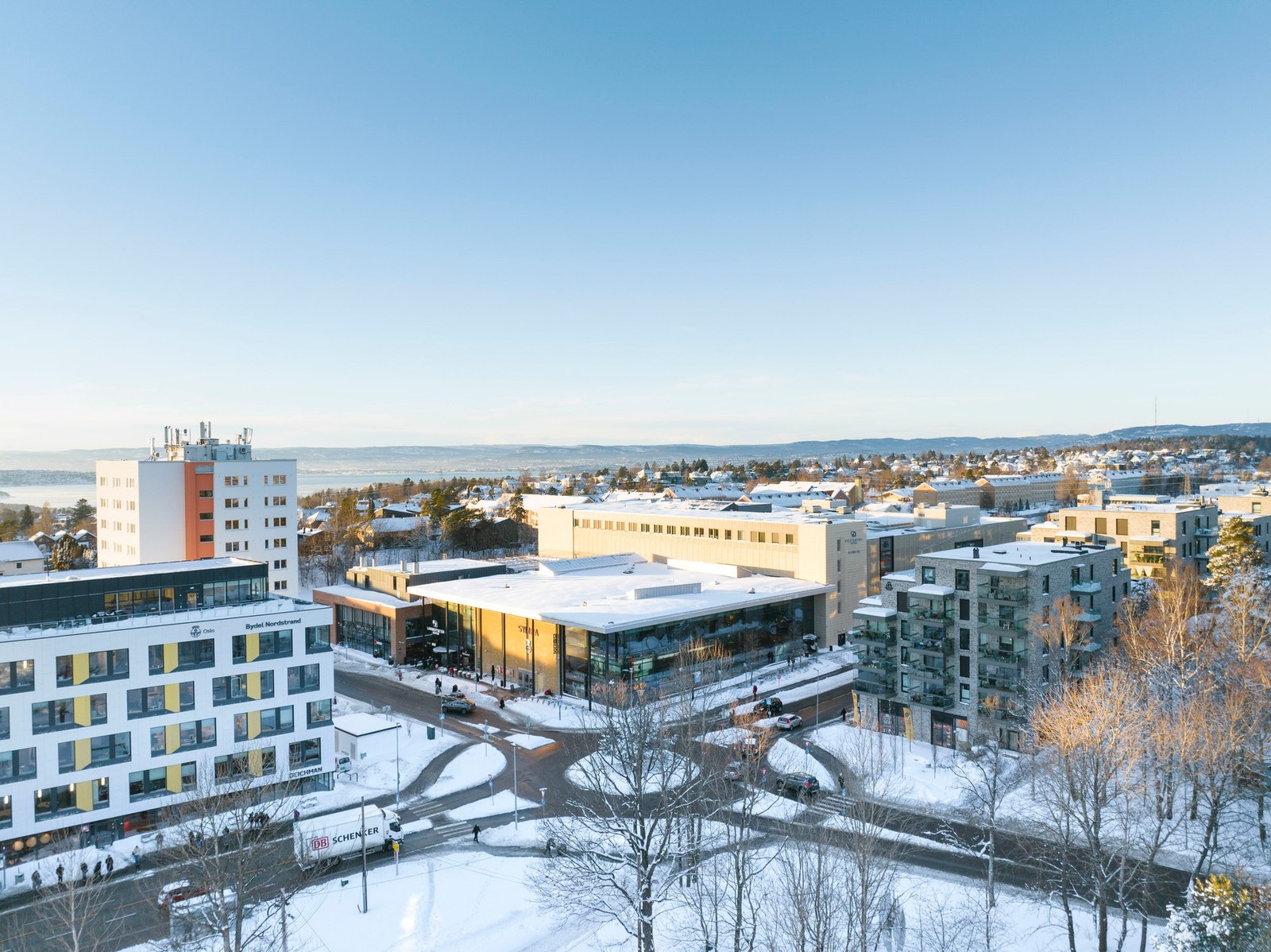 Kort vei til alt innen servicetilbud. Lambertseter Storsenter med et variert utvalg av butikker, dagligvare og nærhet til kollektivtilbud Galleribilde